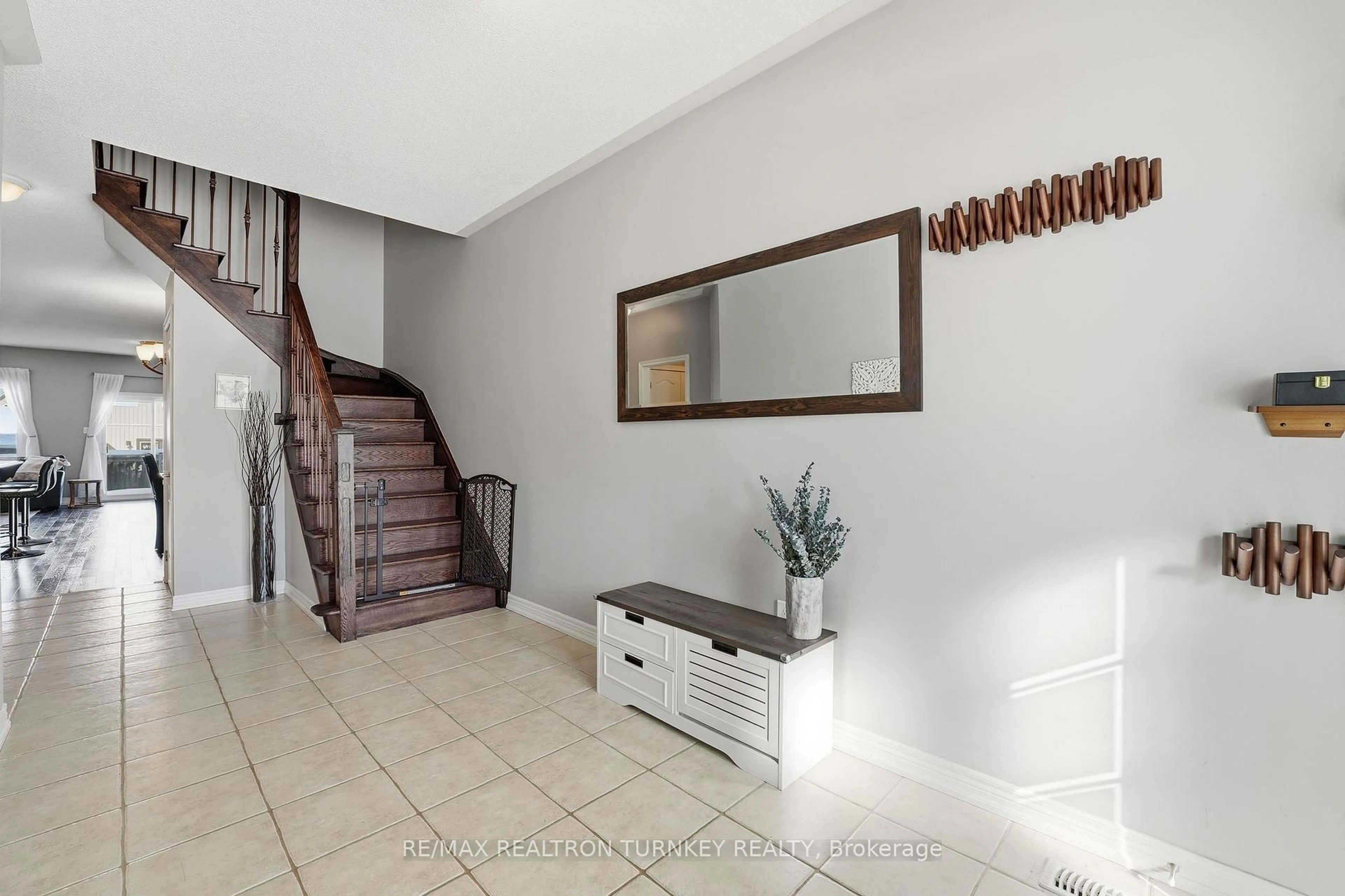 Indoor foyer for 86 Donald Stewart Cres, East Gwillimbury Ontario L0G 1M0
