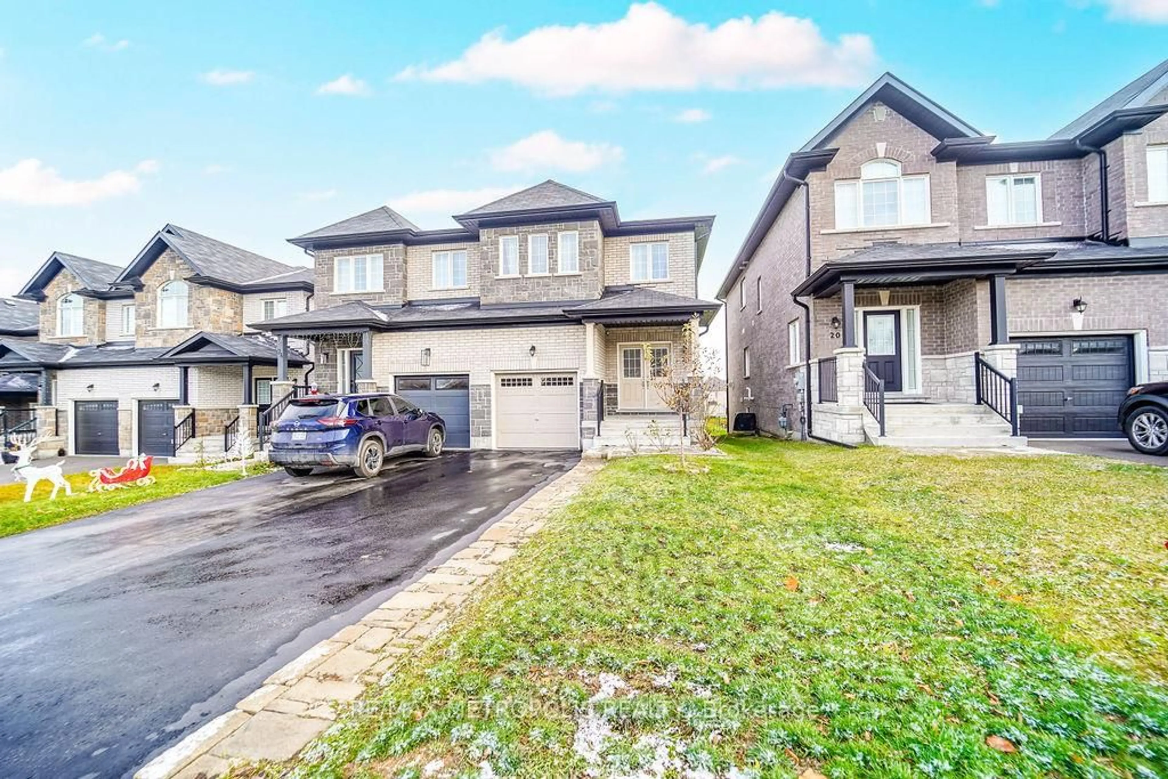 A pic from outside/outdoor area/front of a property/back of a property/a pic from drone, street for 22 Haskins Cres, Georgina Ontario L4P 0H4