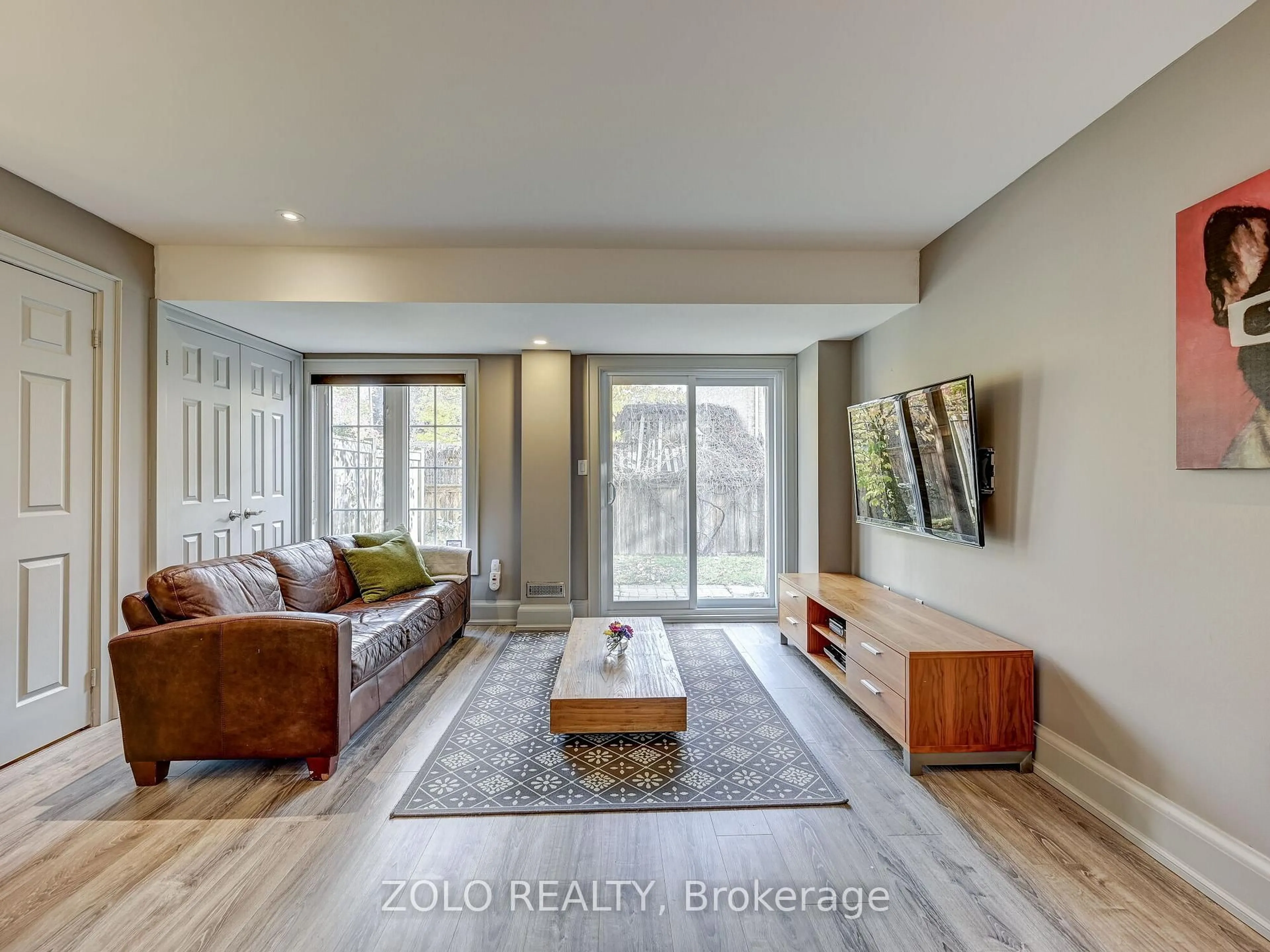 Living room with furniture, unknown for 8 Burgon Pl, Aurora Ontario L4G 7Y2