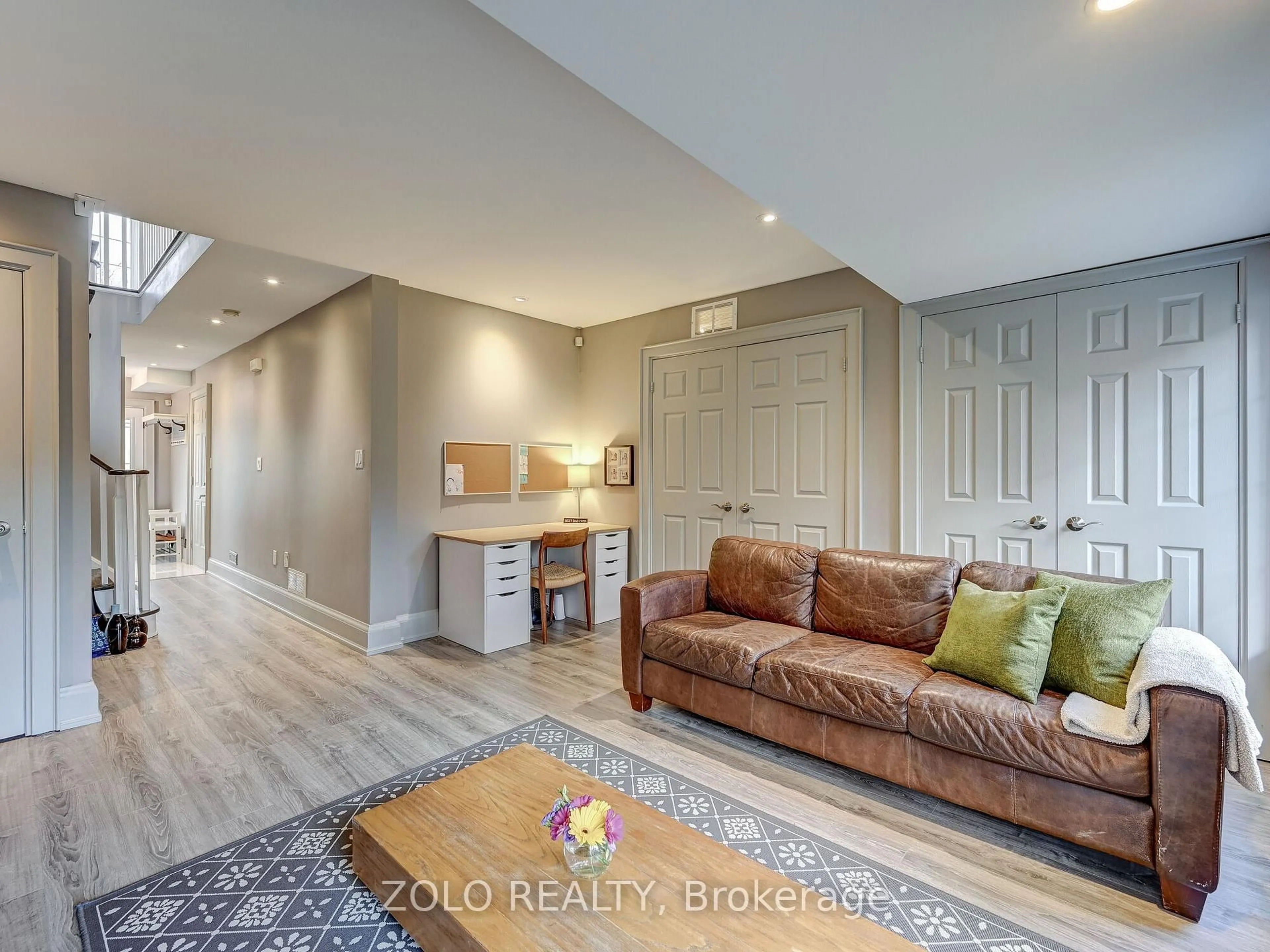 Living room with furniture, unknown for 8 Burgon Pl, Aurora Ontario L4G 7Y2