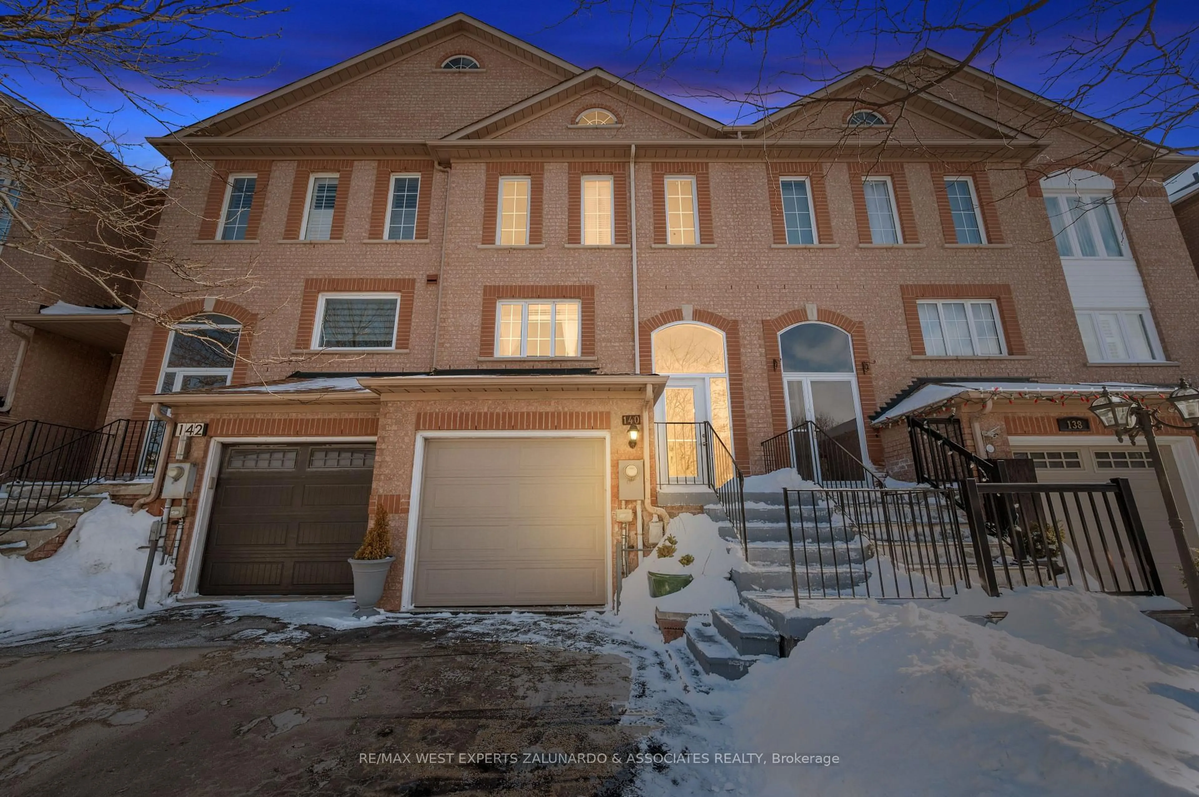 A pic from outside/outdoor area/front of a property/back of a property/a pic from drone, street for 140 Parktree Dr, Vaughan Ontario L6A 2R3