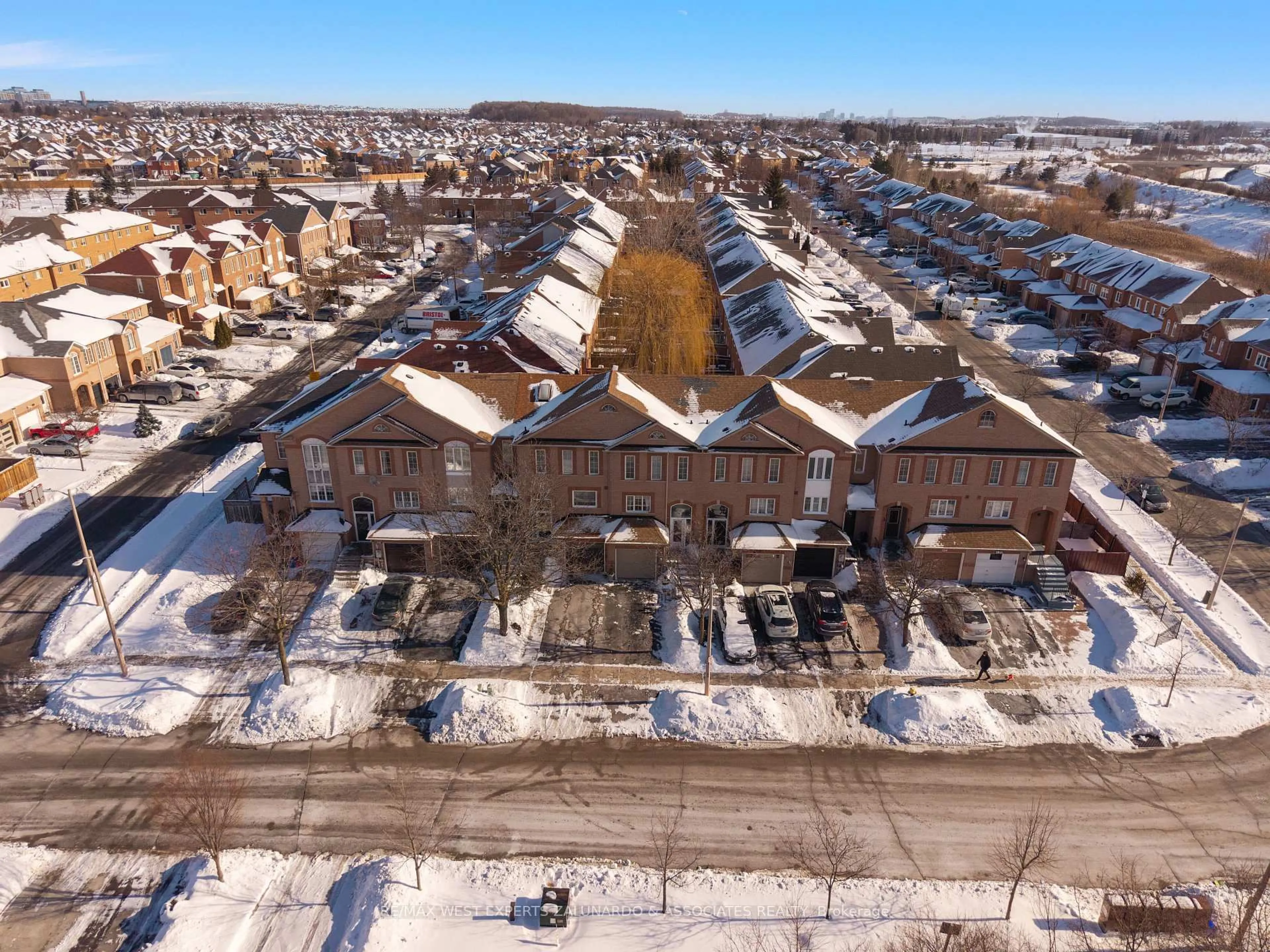 A pic from outside/outdoor area/front of a property/back of a property/a pic from drone, street for 140 Parktree Dr, Vaughan Ontario L6A 2R3