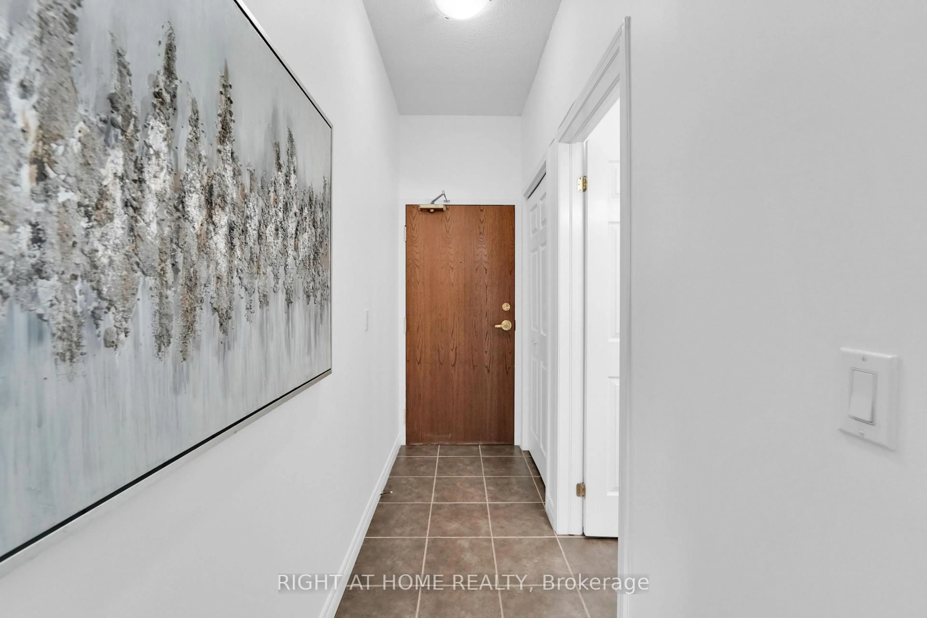 Indoor entryway for 2 Maison Parc Crt #710, Vaughan Ontario L4J 9K4