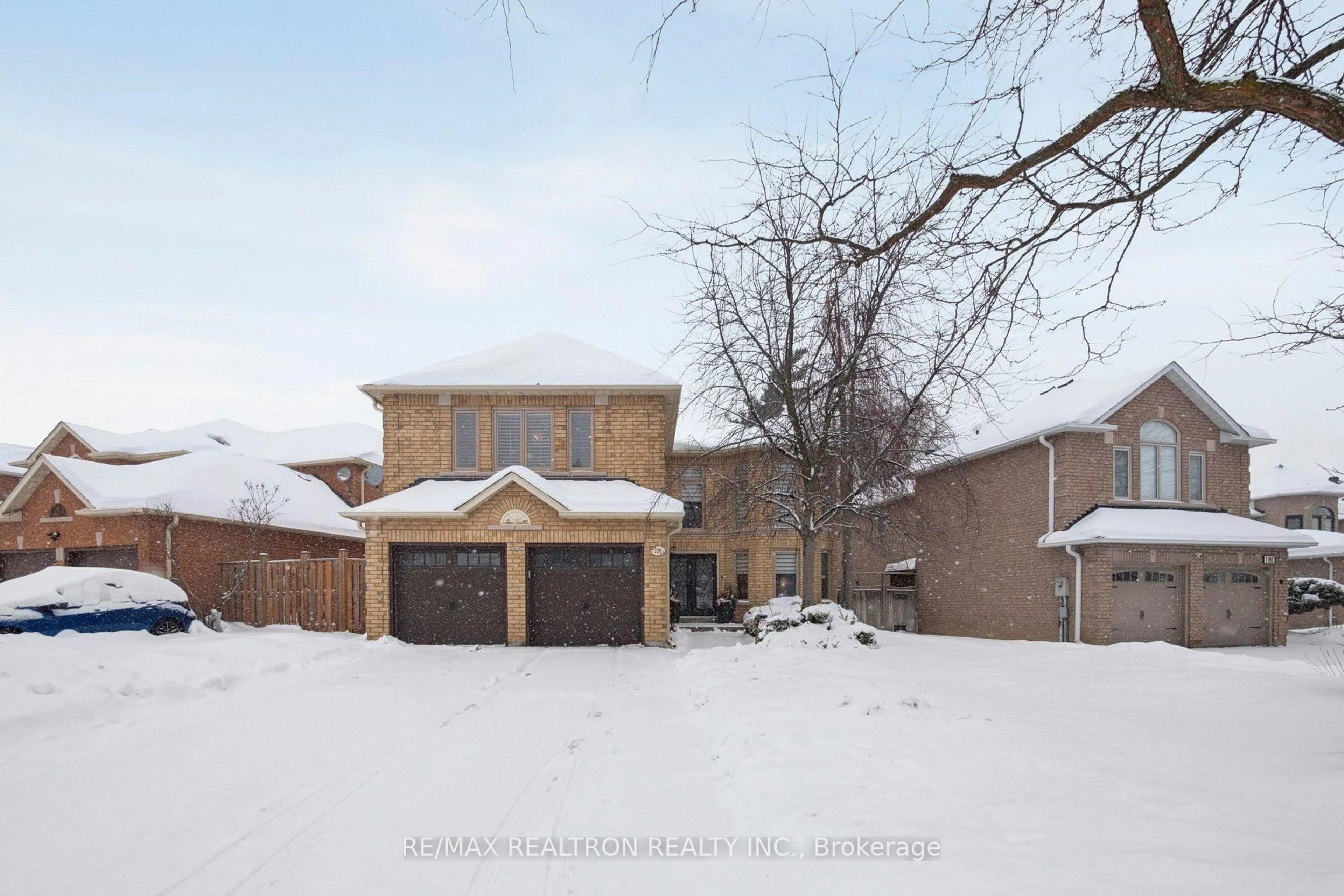 A pic from outside/outdoor area/front of a property/back of a property/a pic from drone, street for 174 Hammerstone Cres, Vaughan Ontario L4J 8B2
