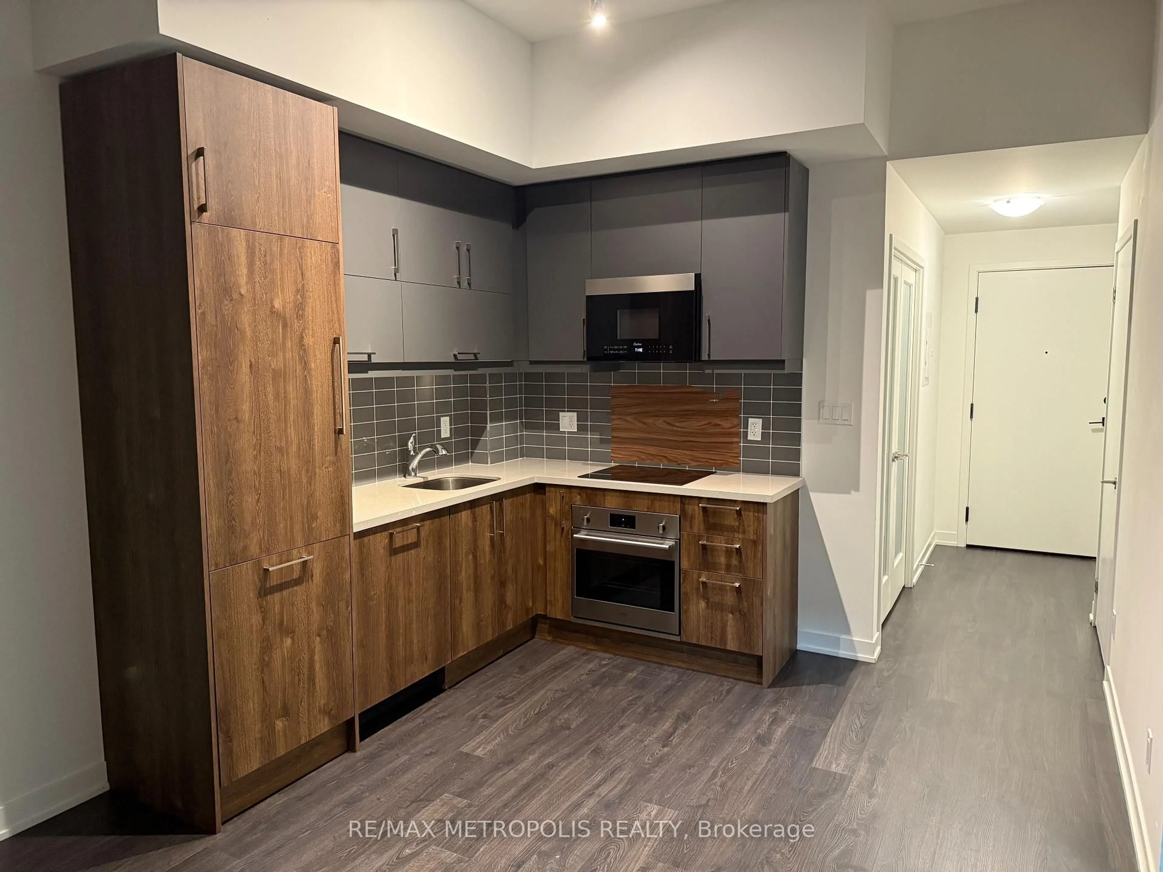 Standard kitchen, wood/laminate floor for 292 Verdale Crossing #1814, Markham Ontario L6G 0H6