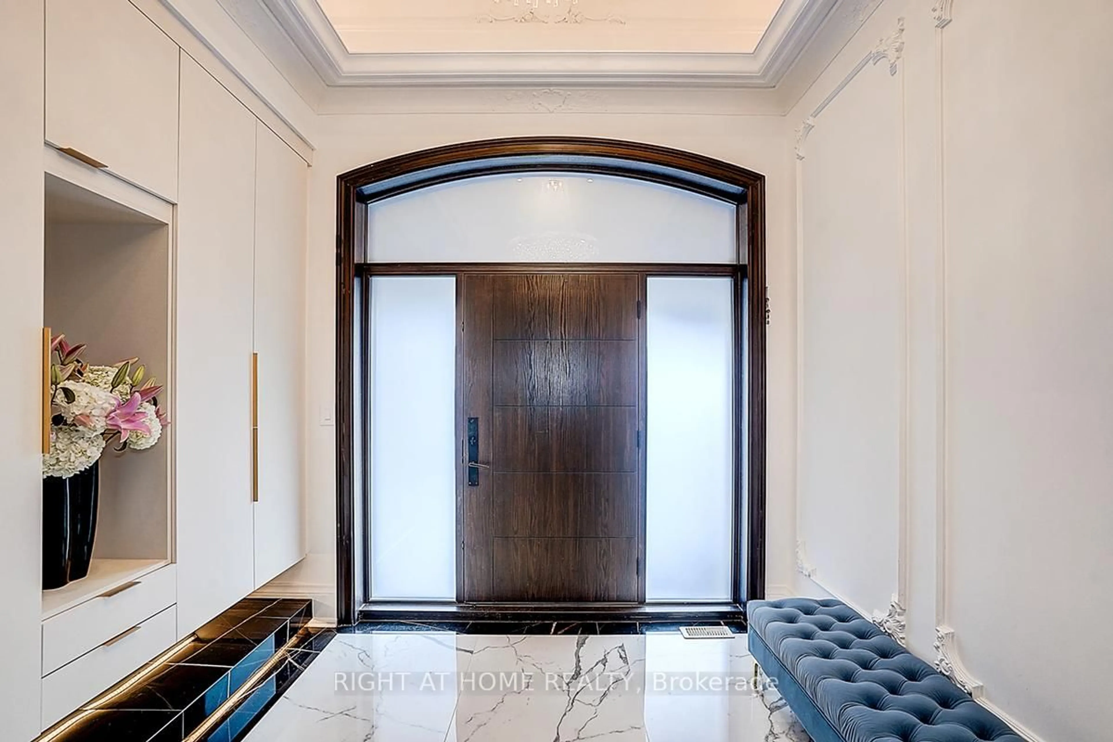 Indoor foyer for 45 Loggers Tr, Whitchurch-Stouffville Ontario L4A 2L6