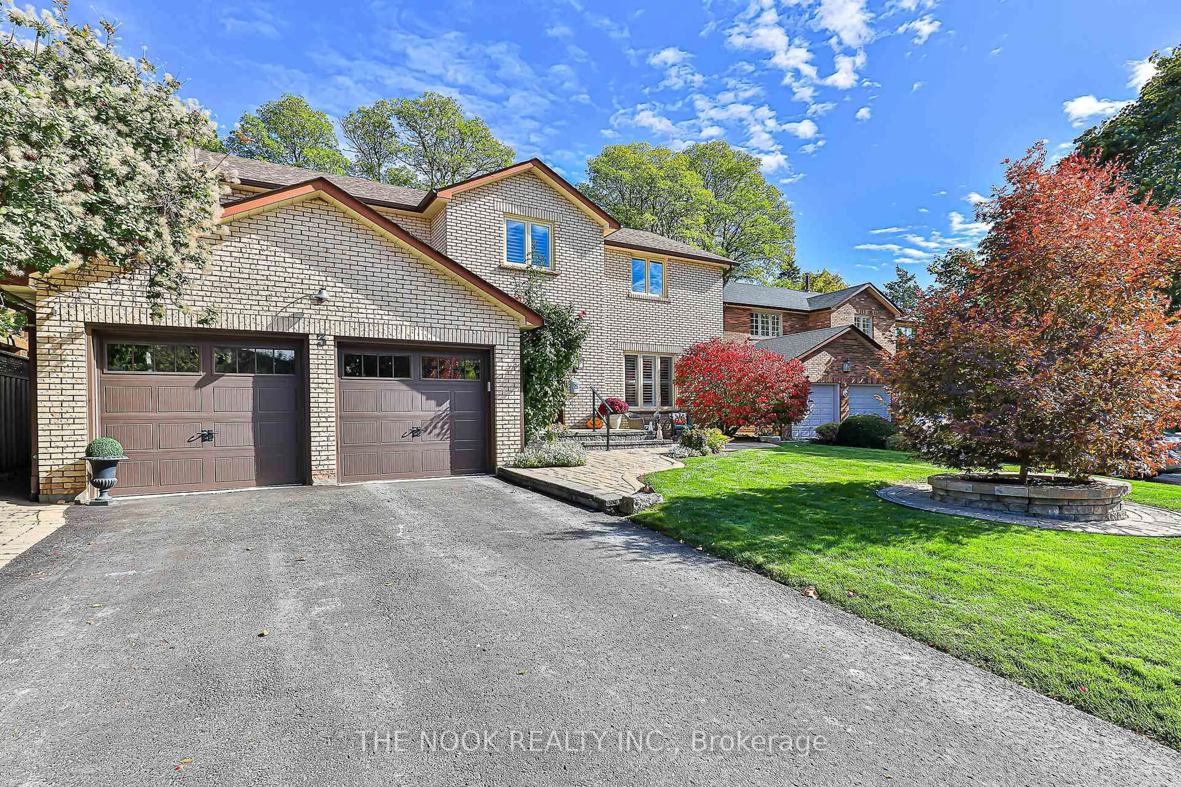 A pic from outside/outdoor area/front of a property/back of a property/a pic from drone, street for 3 King Arthur's Crt, Markham Ontario L3P 3V4
