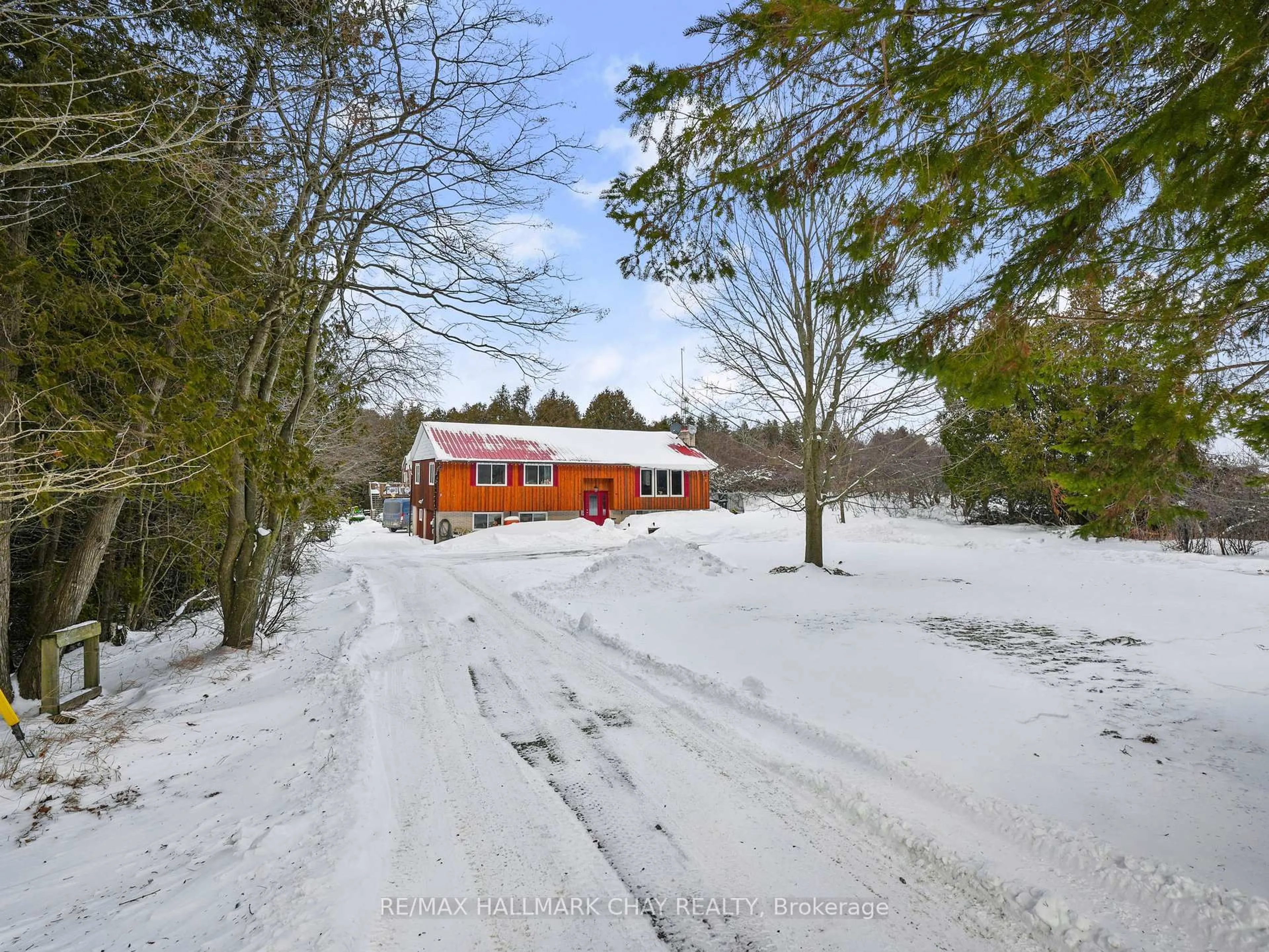 A pic from outside/outdoor area/front of a property/back of a property/a pic from drone, street for 4684 10th Sdrd, Essa Ontario L0L 2N0