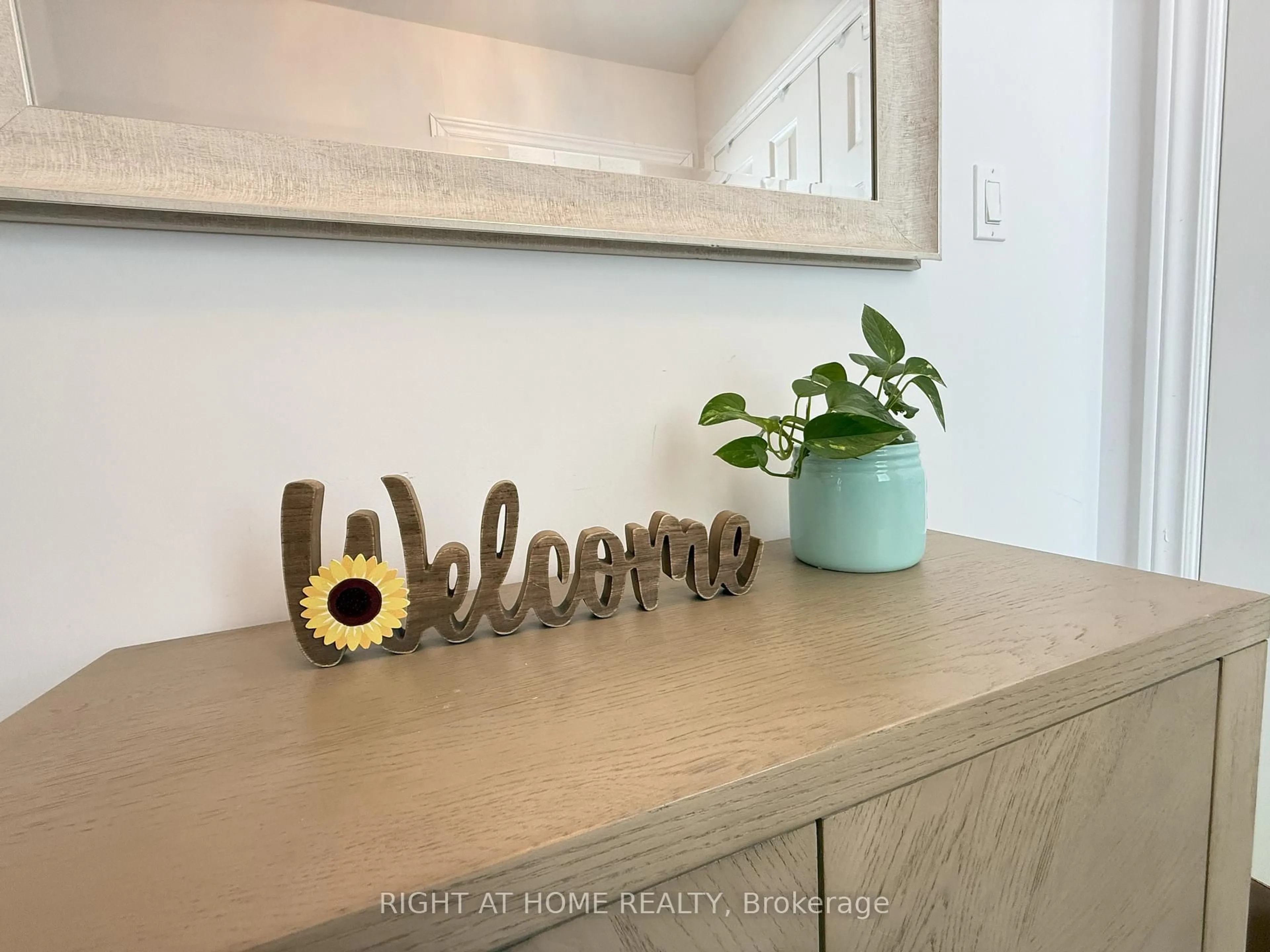 Indoor entryway for 40 Holland River Blv. Blvd, East Gwillimbury Ontario L9N 1C4