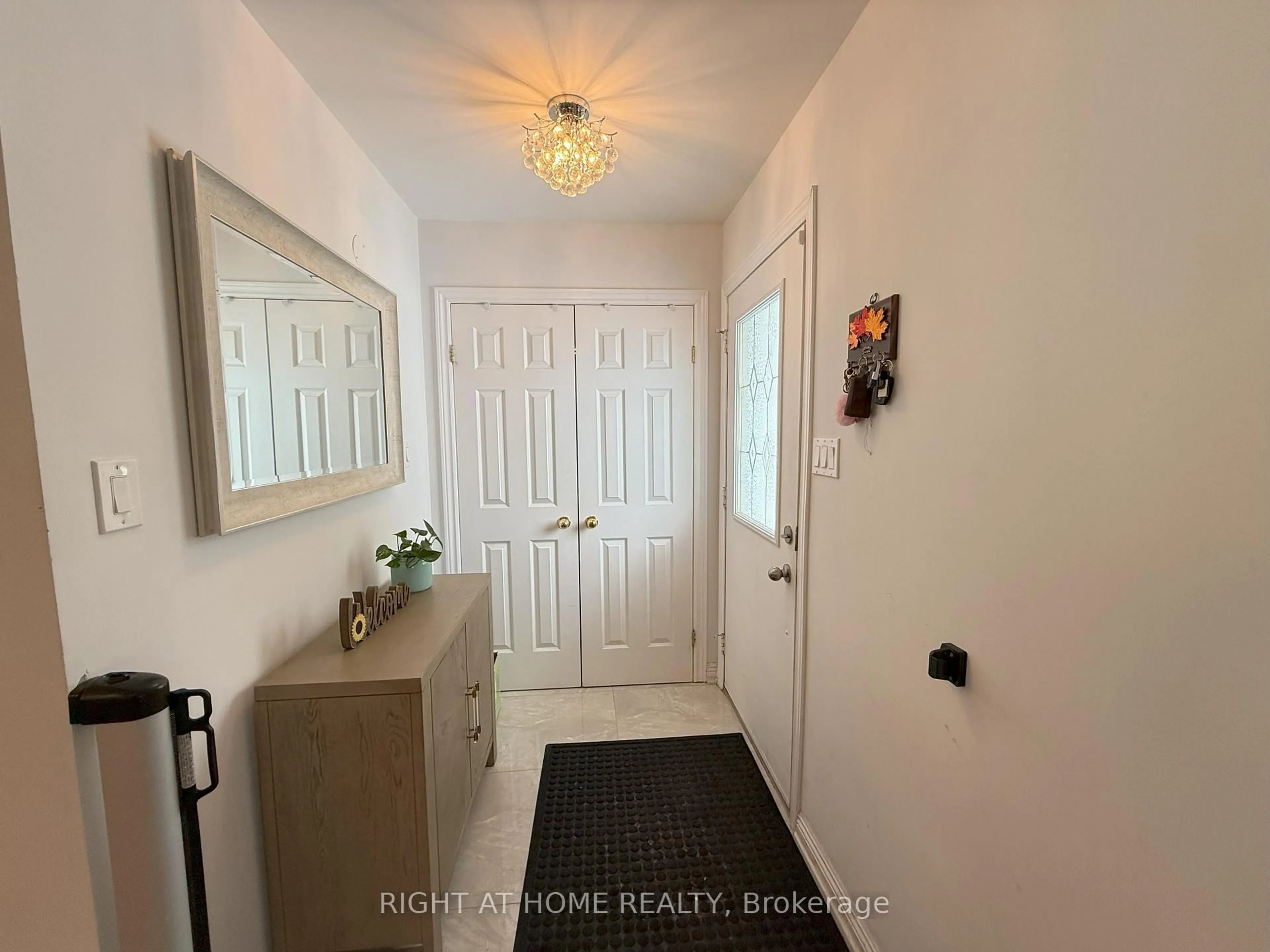 Indoor entryway for 40 Holland River Blv. Blvd, East Gwillimbury Ontario L9N 1C4