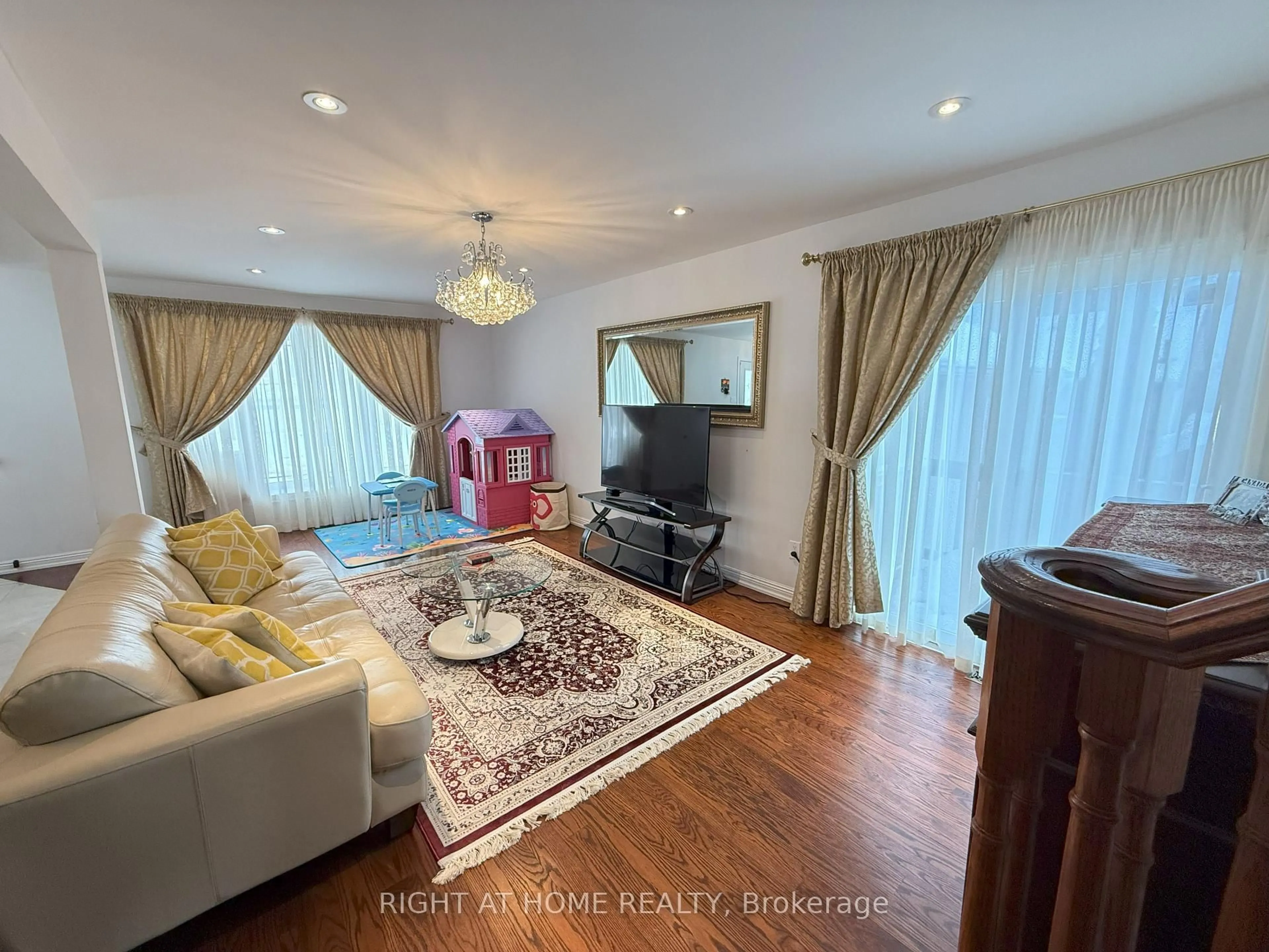 Living room with furniture, unknown for 40 Holland River Blv. Blvd, East Gwillimbury Ontario L9N 1C4