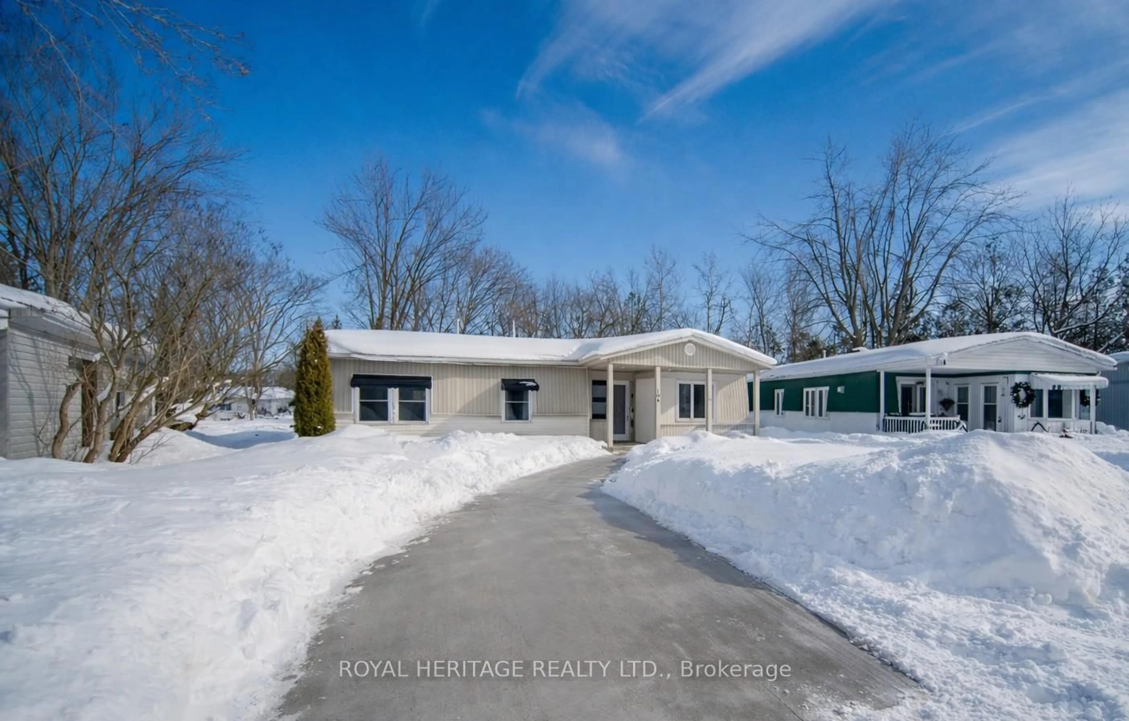 A pic from outside/outdoor area/front of a property/back of a property/a pic from drone, street for 104 Linden Lane, Innisfil Ontario L9S 1N4