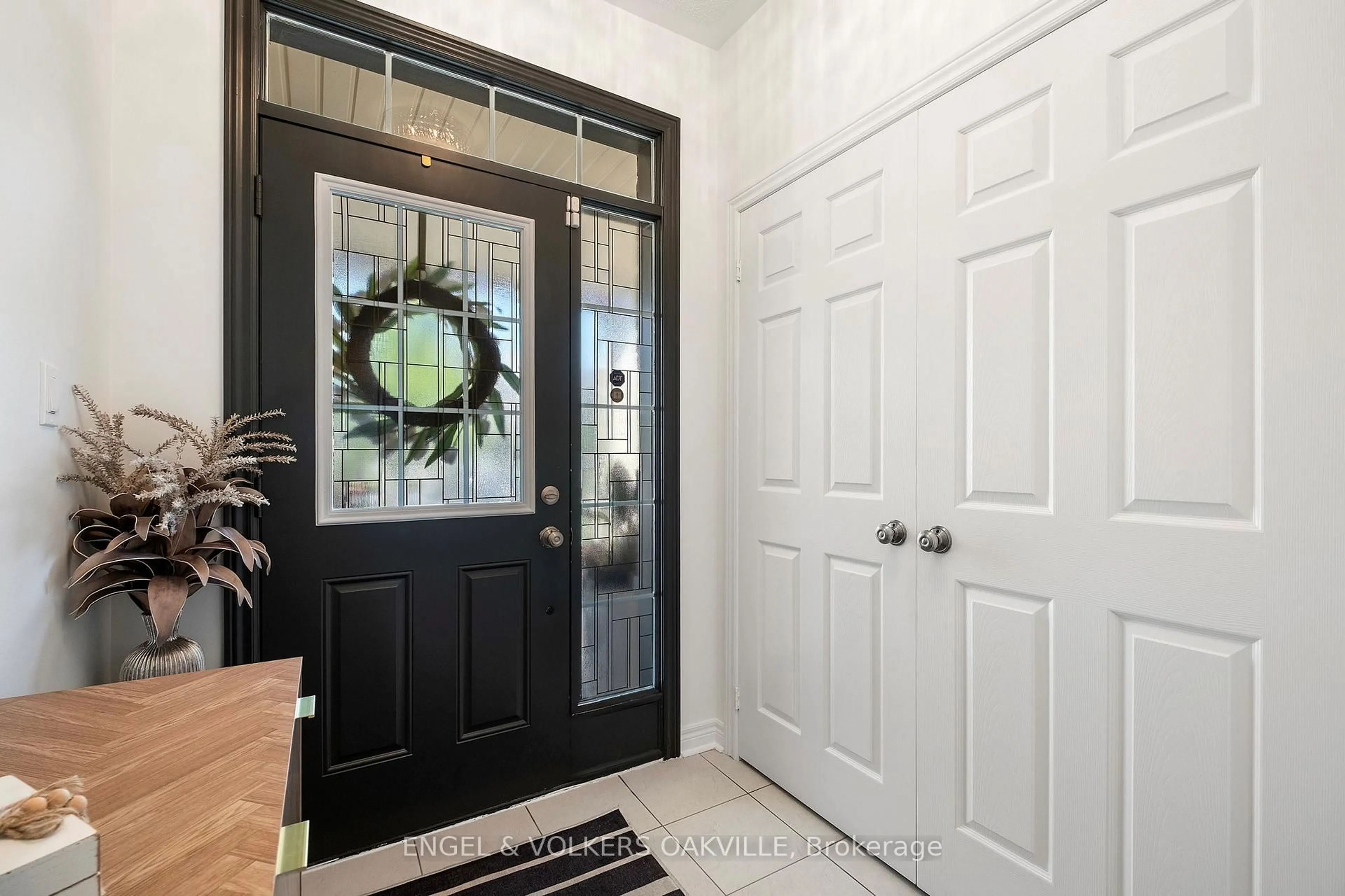 Indoor entryway for 33 Sharpe Cres, New Tecumseth Ontario L0G 1W0