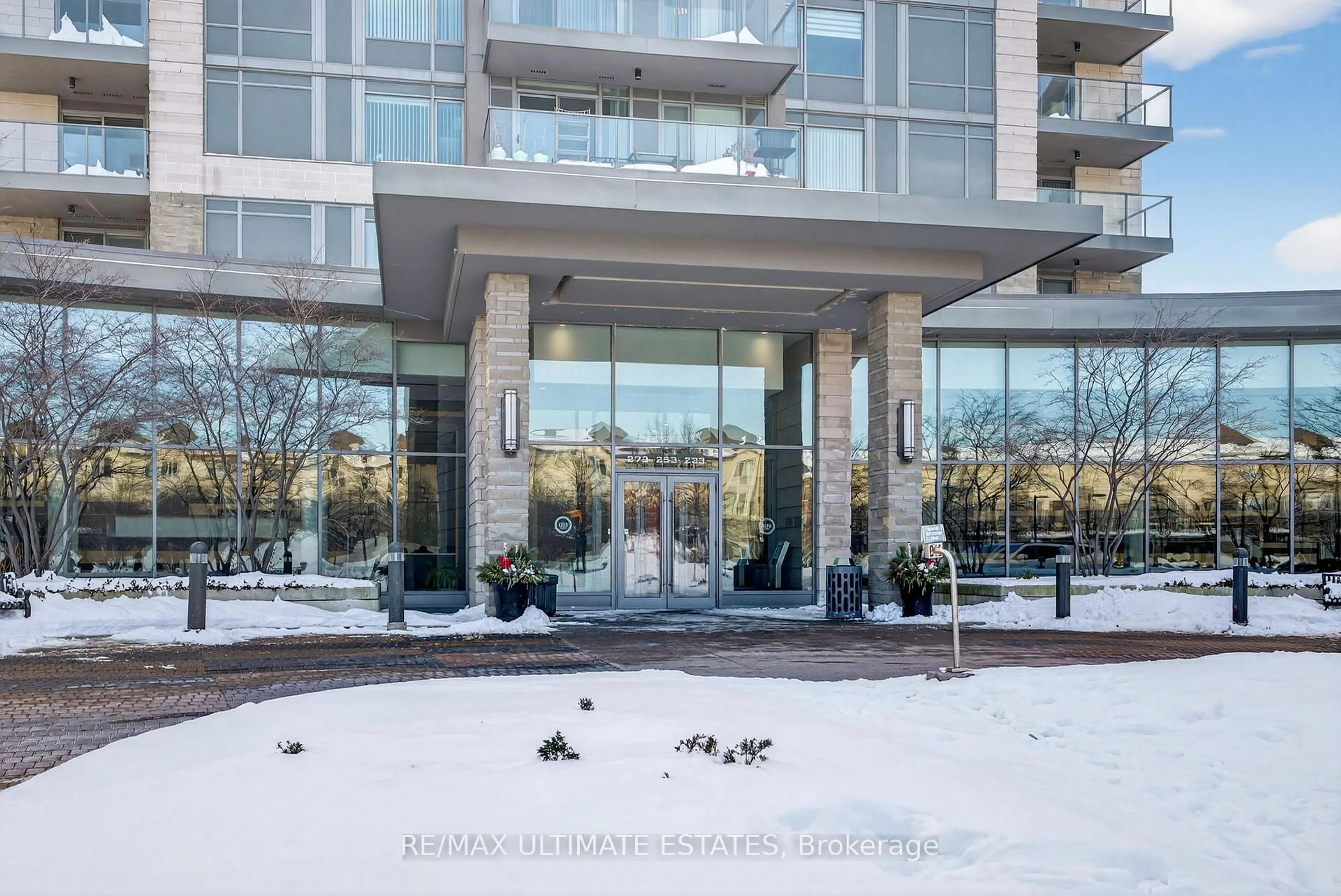Indoor foyer for 253 South Park Rd #709, Markham Ontario L3T 0B4