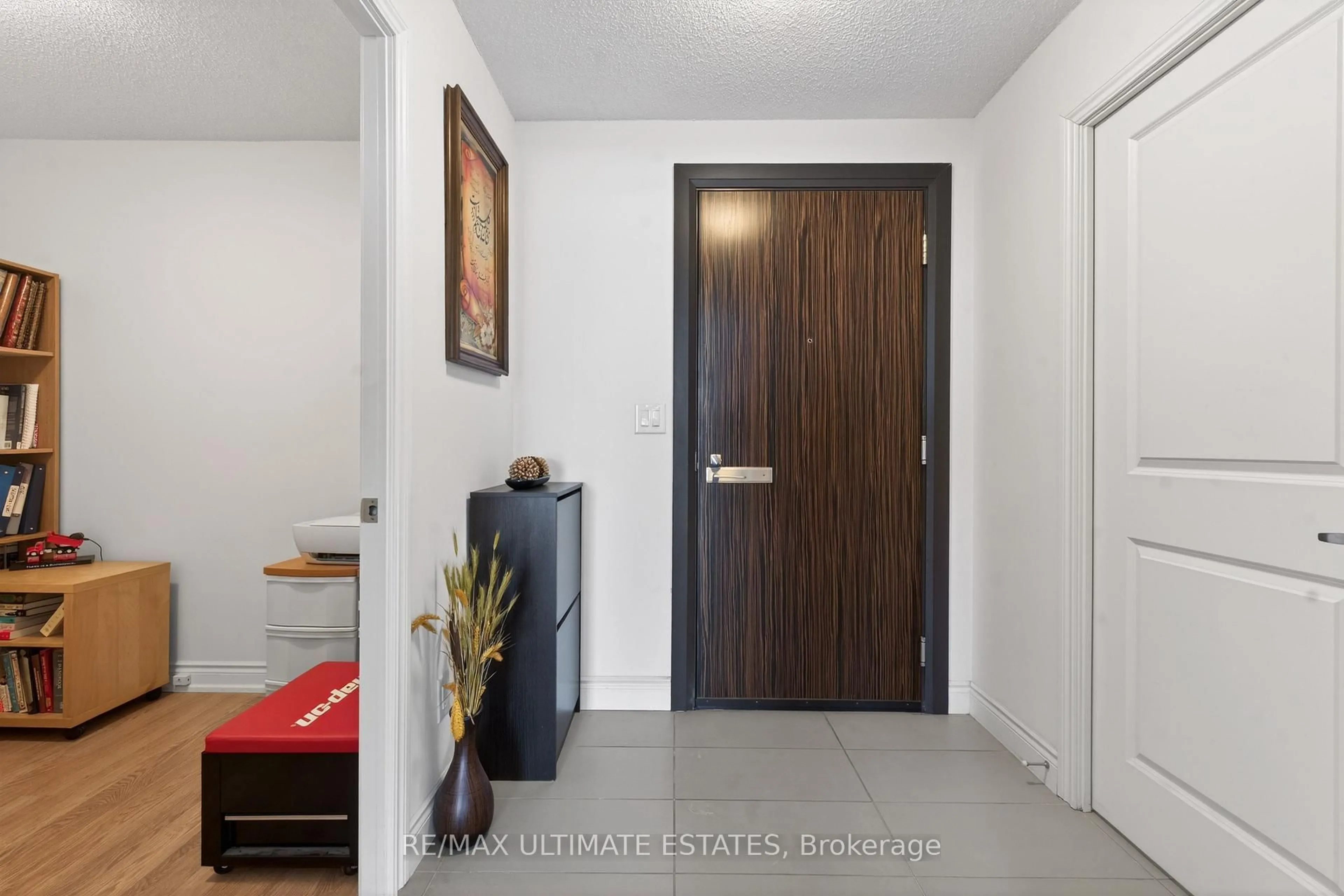 Indoor entryway for 253 South Park Rd #709, Markham Ontario L3T 0B4