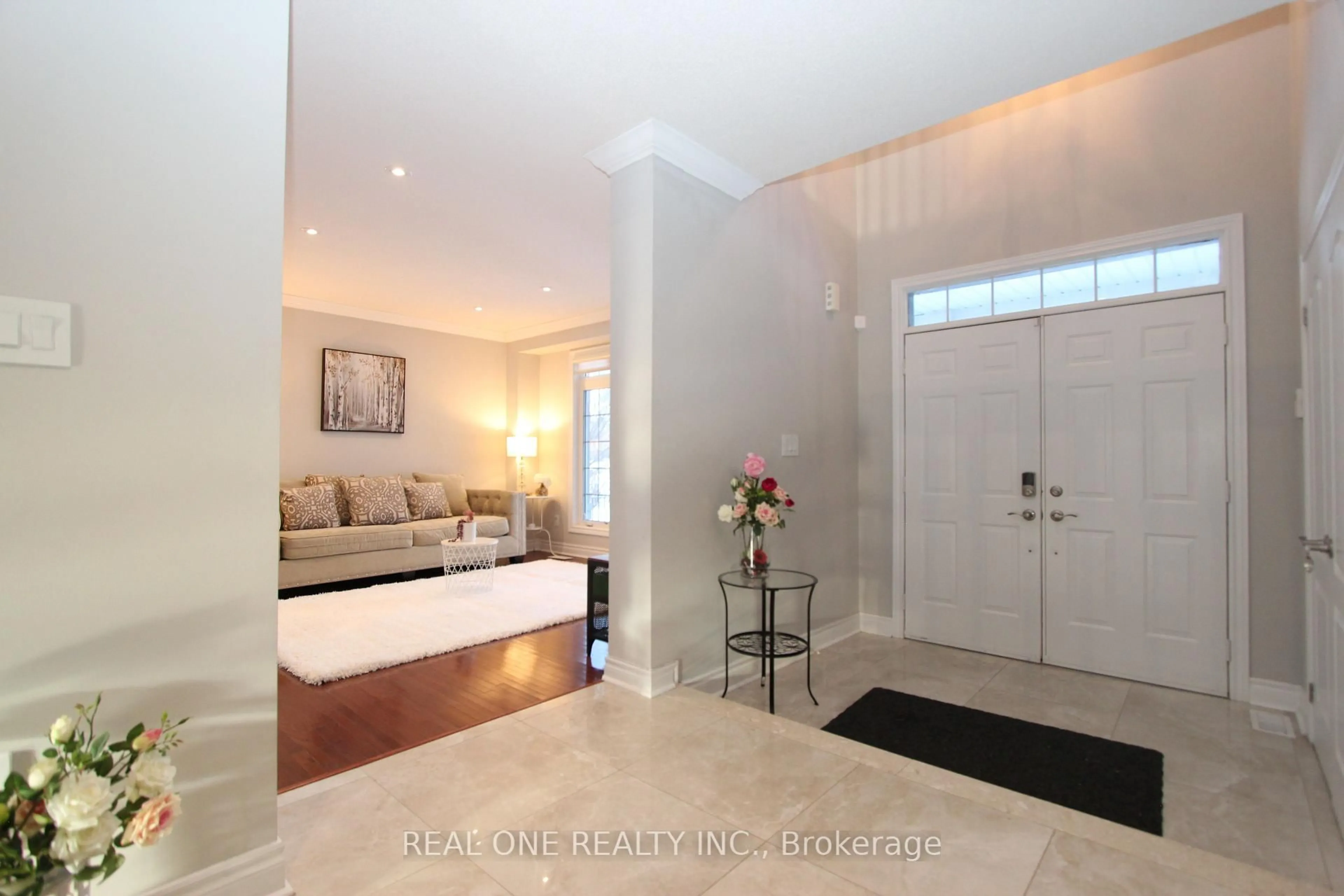 Indoor entryway for 2 Delisle St, Richmond Hill Ontario L4S 2R3