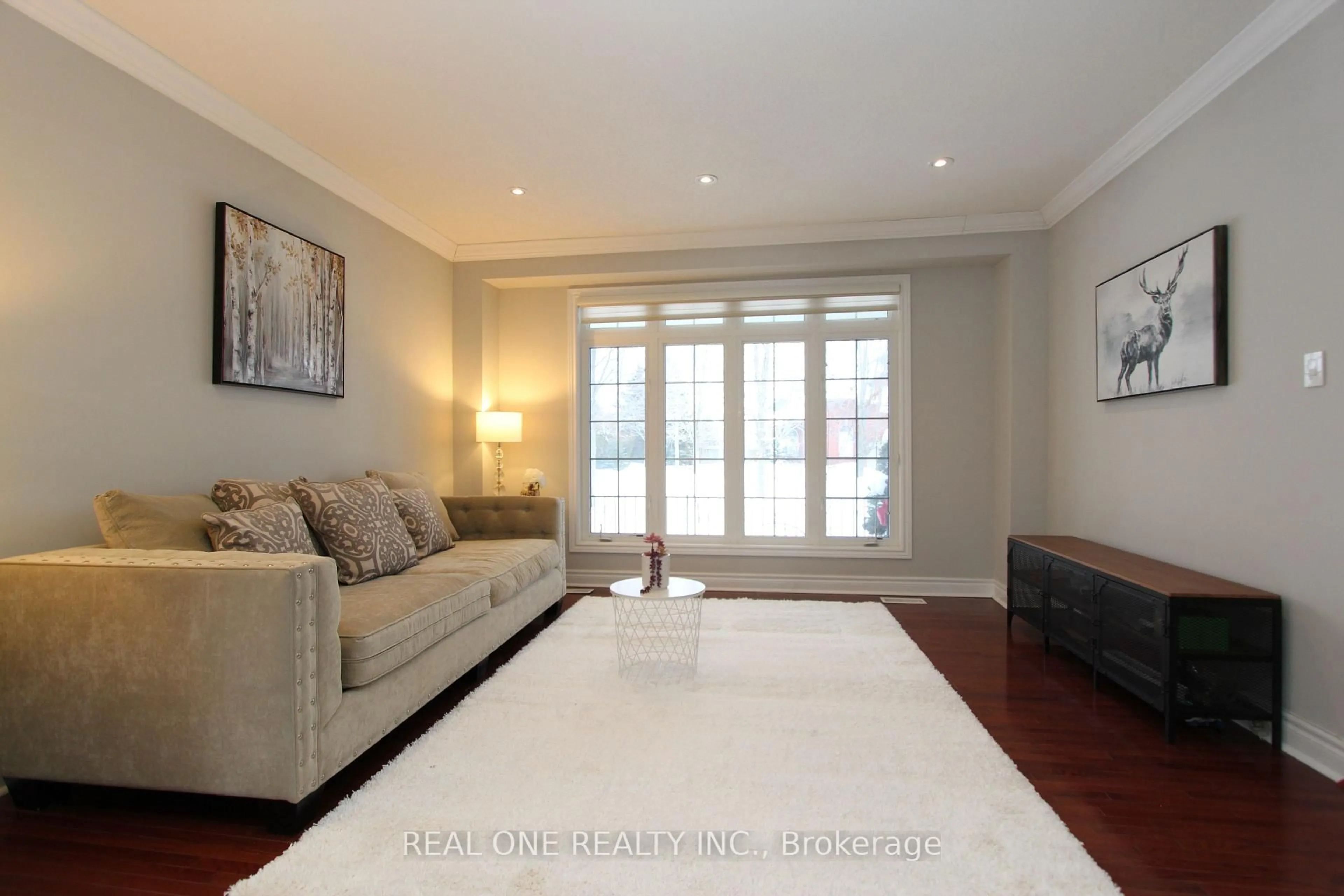 Living room with furniture, wood/laminate floor for 2 Delisle St, Richmond Hill Ontario L4S 2R3