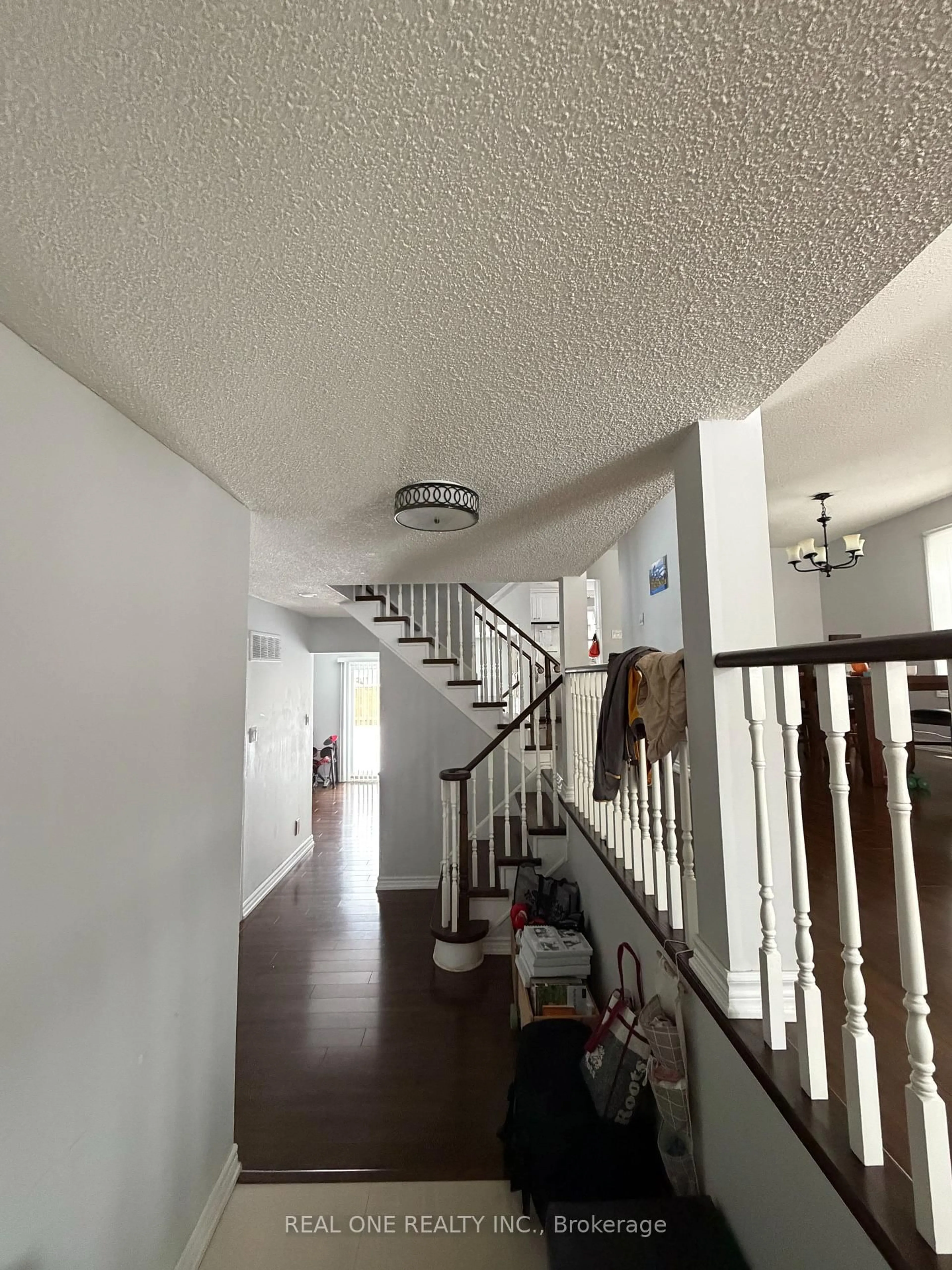 Indoor foyer for 9 Breckonwood Cres, Markham Ontario L3T 5G8