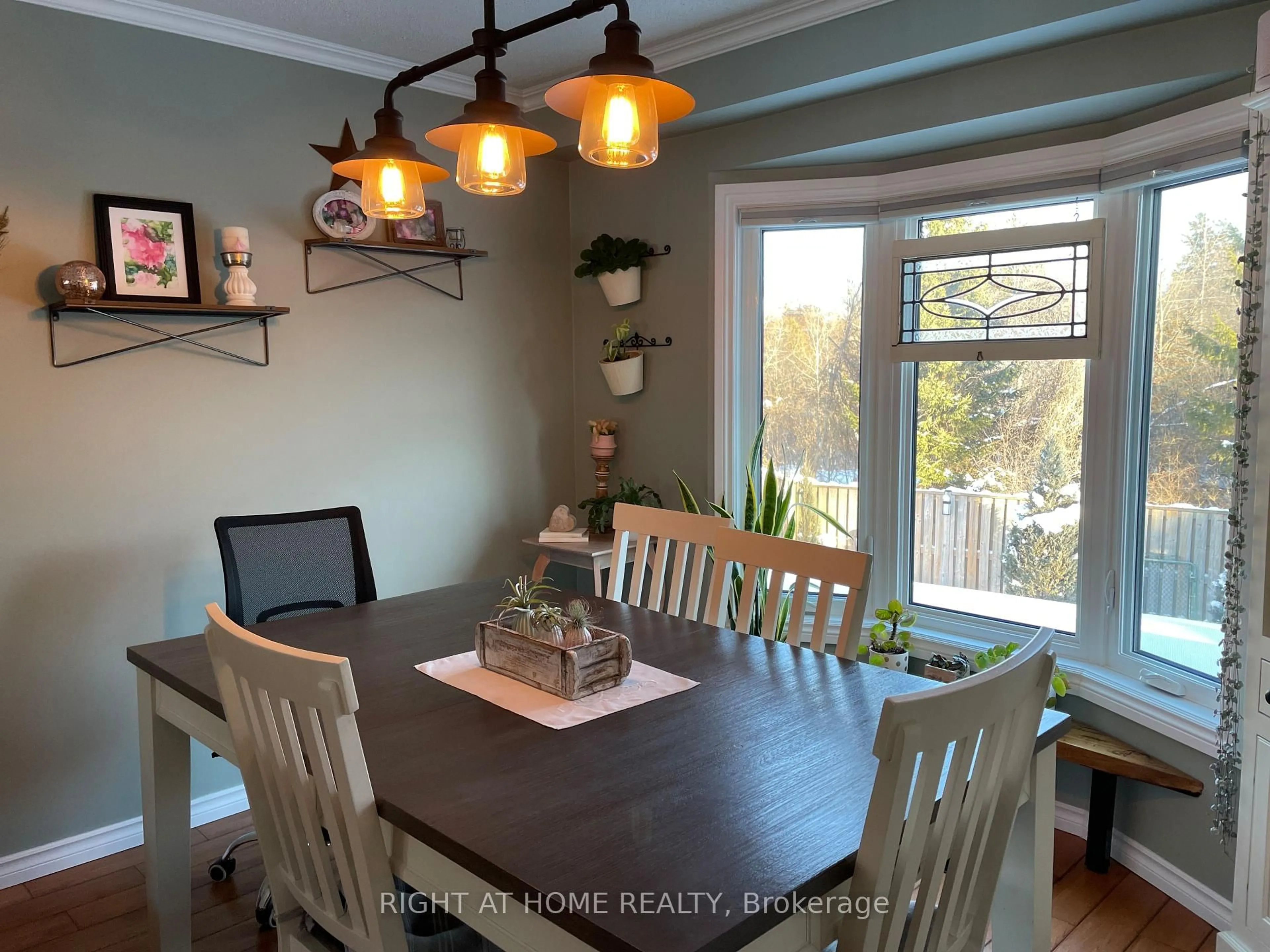 Dining room, wood/laminate floor for 19 South Balsam St, Uxbridge Ontario L9P 1E9