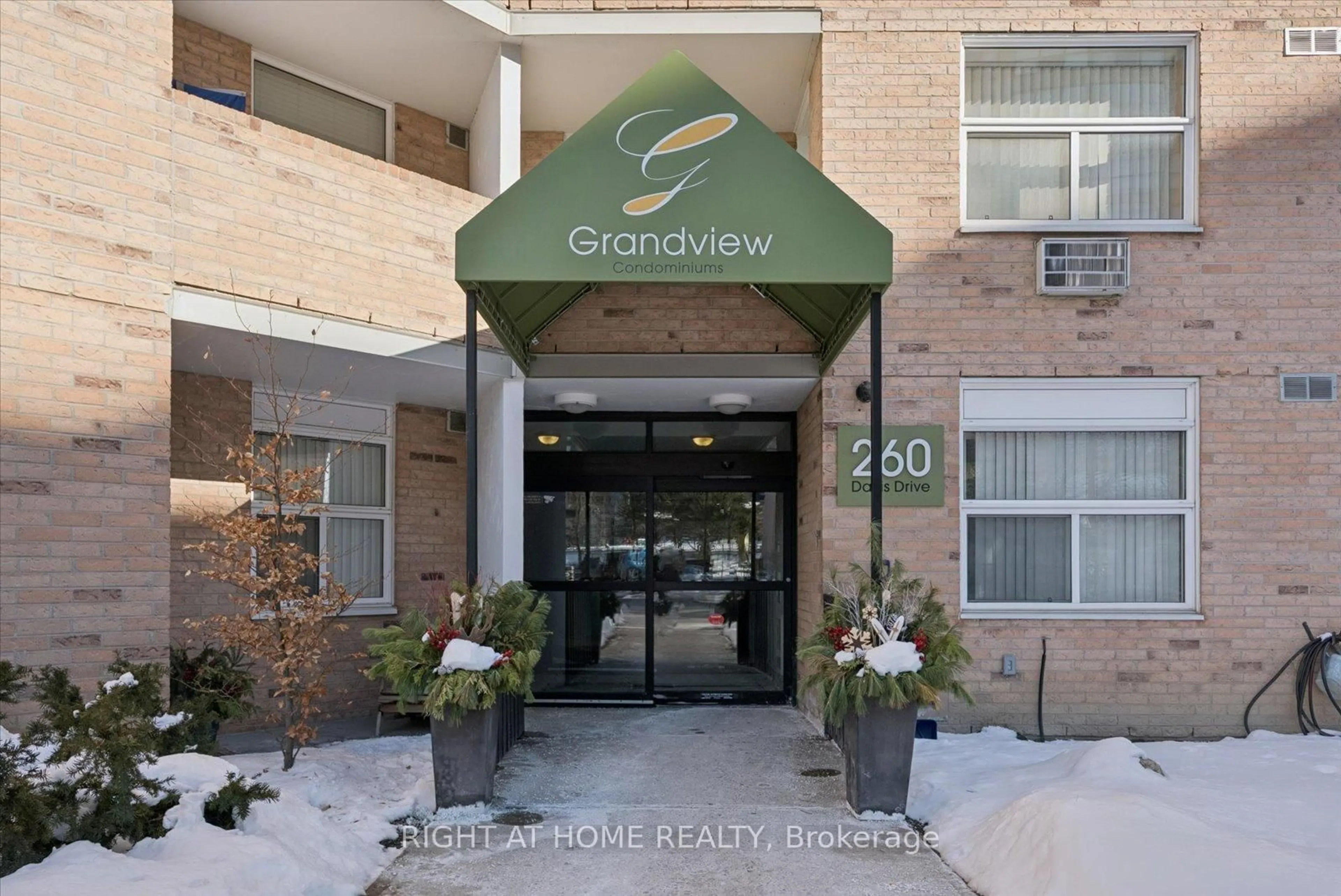 Indoor foyer for 260 Davis Dr #707, Newmarket Ontario L3Y 7C3