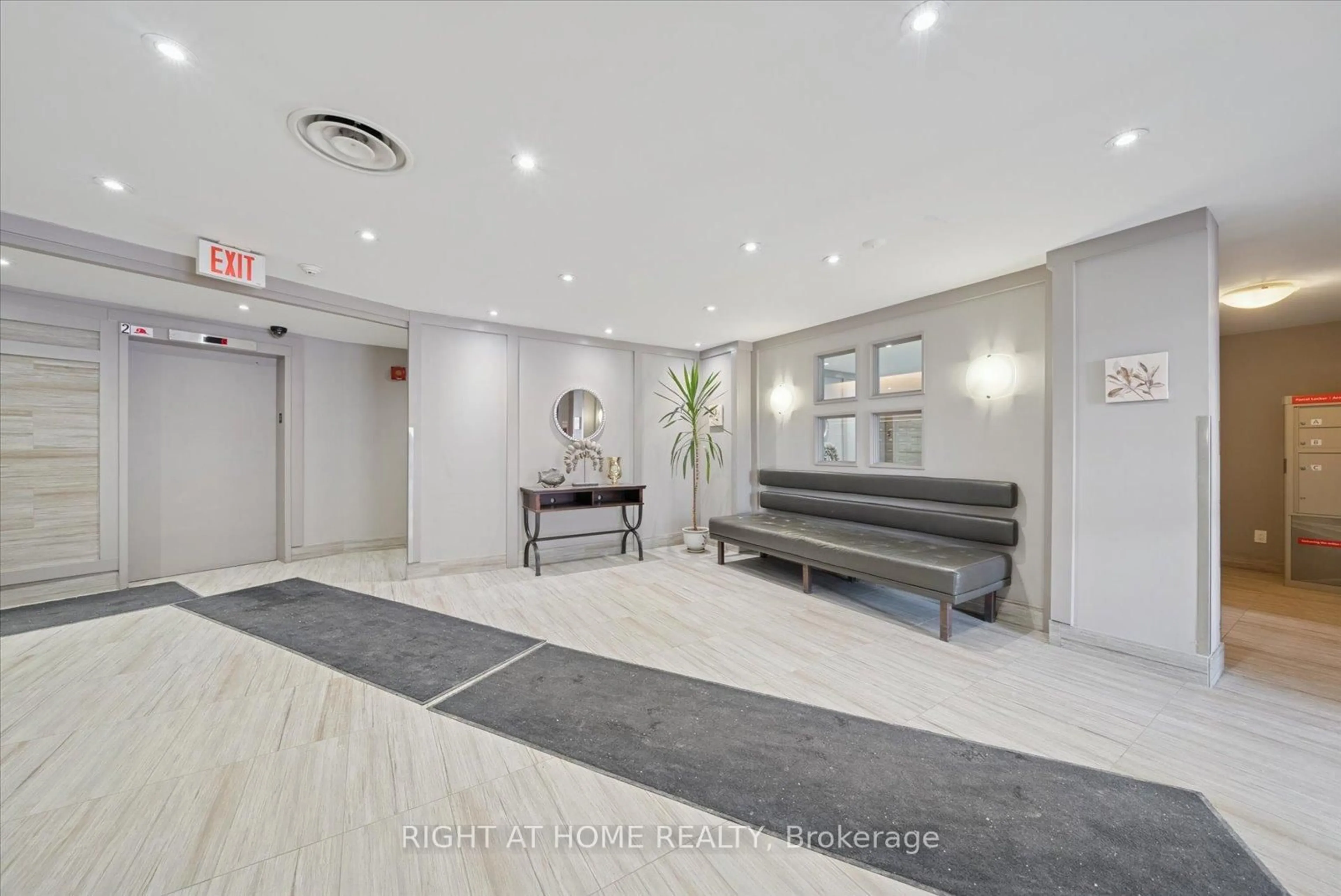 Indoor foyer for 260 Davis Dr #707, Newmarket Ontario L3Y 7C3