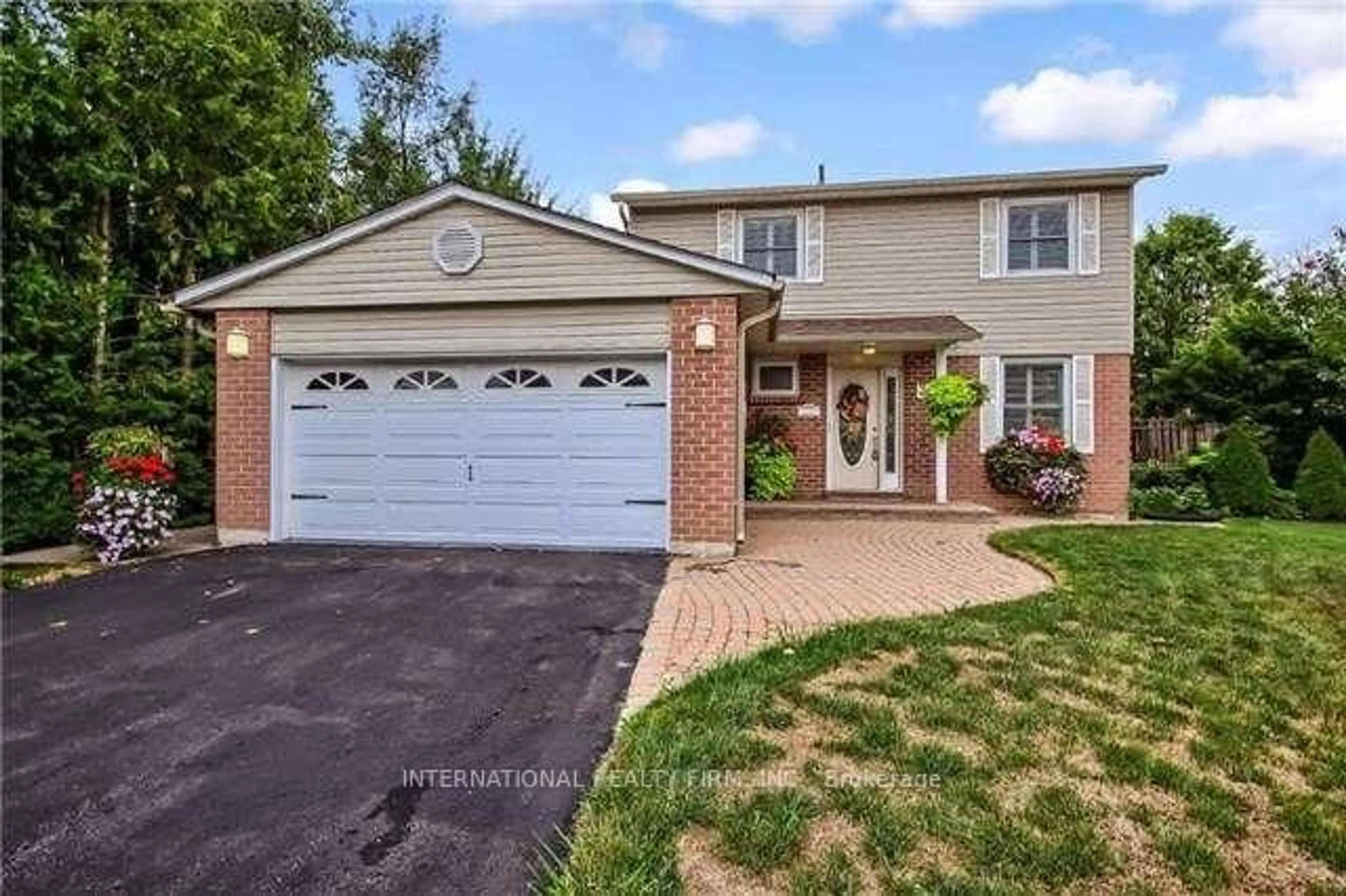 Home with brick exterior material, street for 333 Dixon Blvd, Newmarket Ontario L3Y 5C3