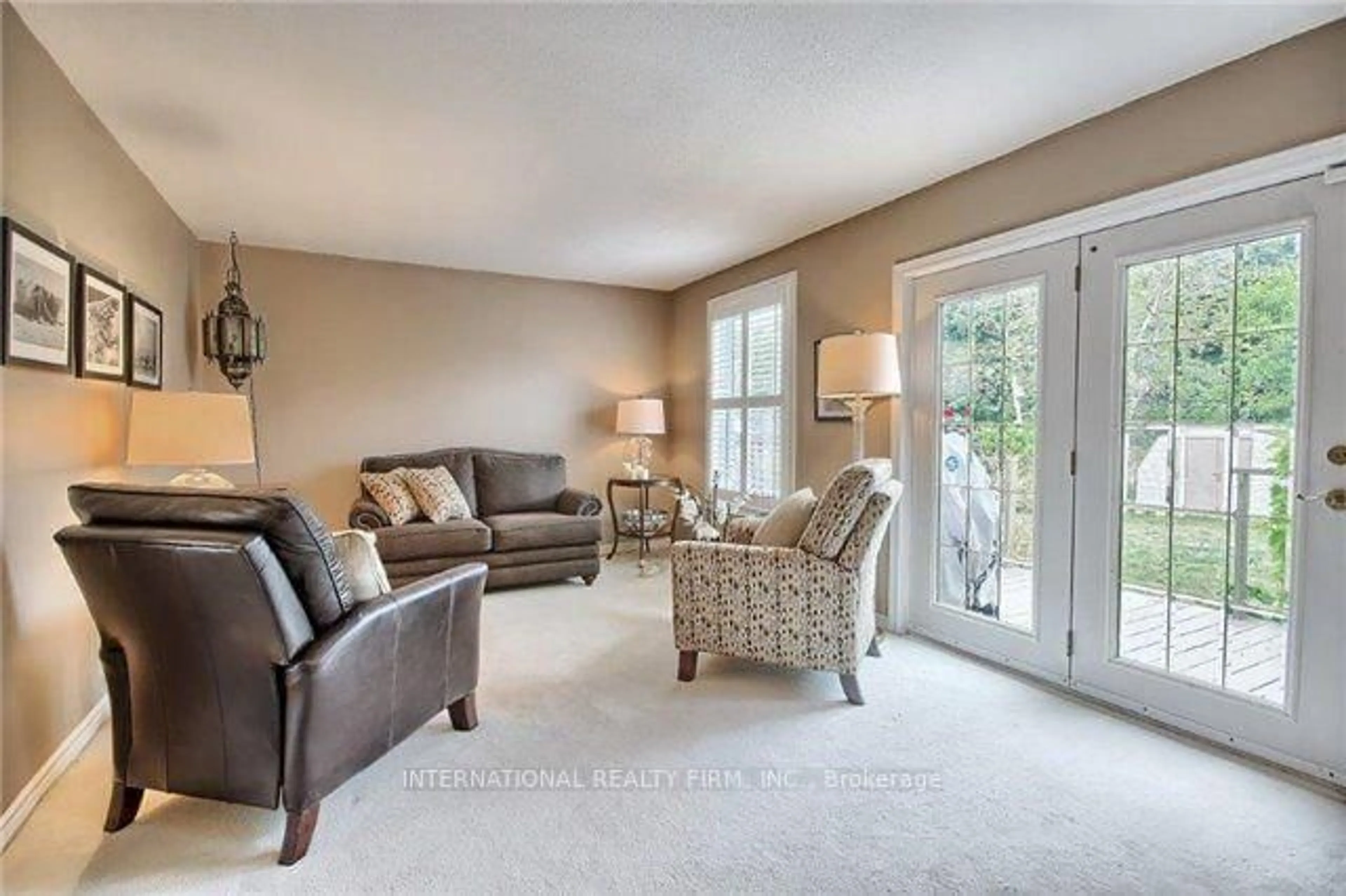 Living room with furniture, carpet floor for 333 Dixon Blvd, Newmarket Ontario L3Y 5C3