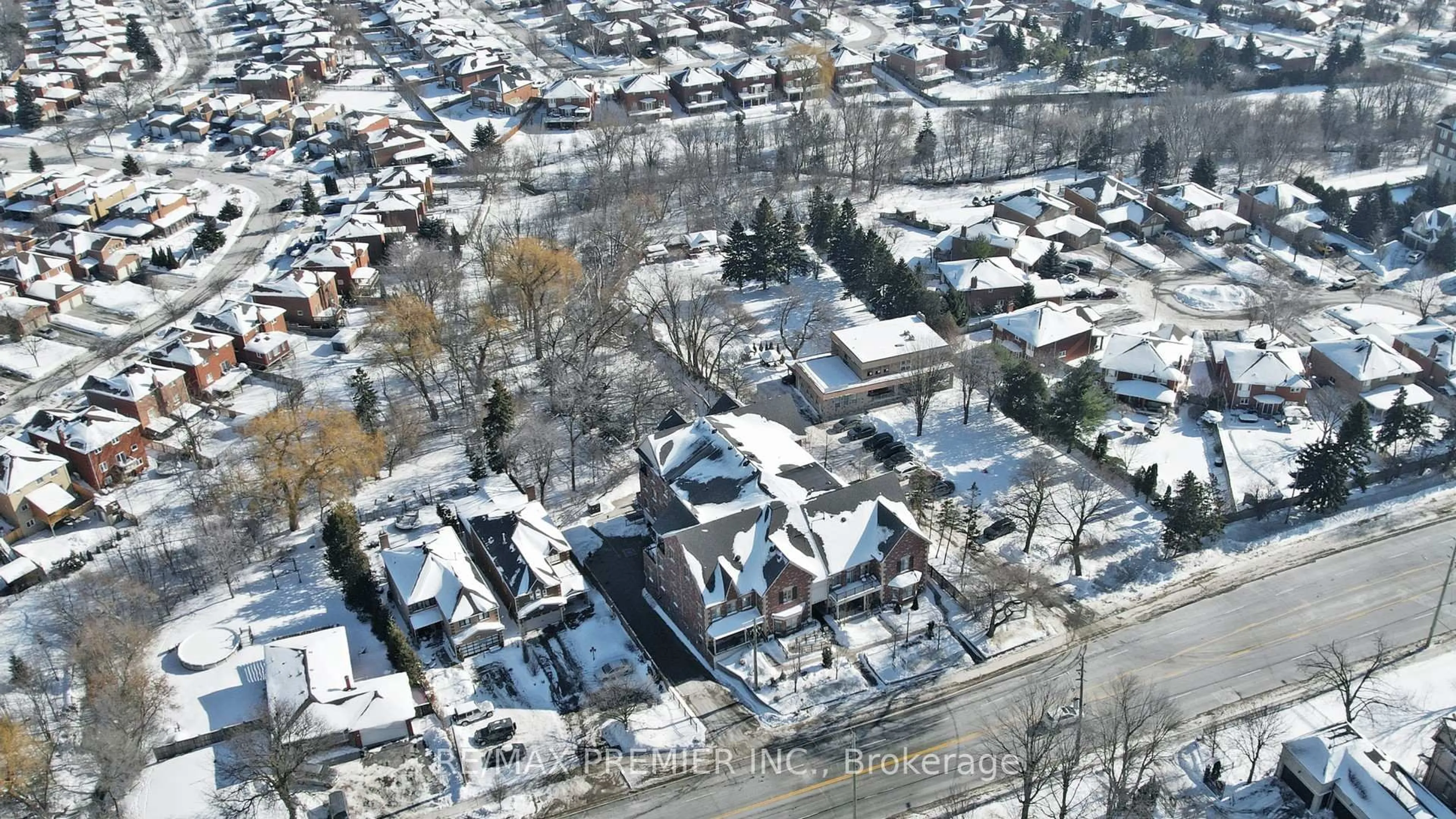 A pic from outside/outdoor area/front of a property/back of a property/a pic from drone, street for 9589 Keele St #106, Vaughan Ontario L6A 5M1