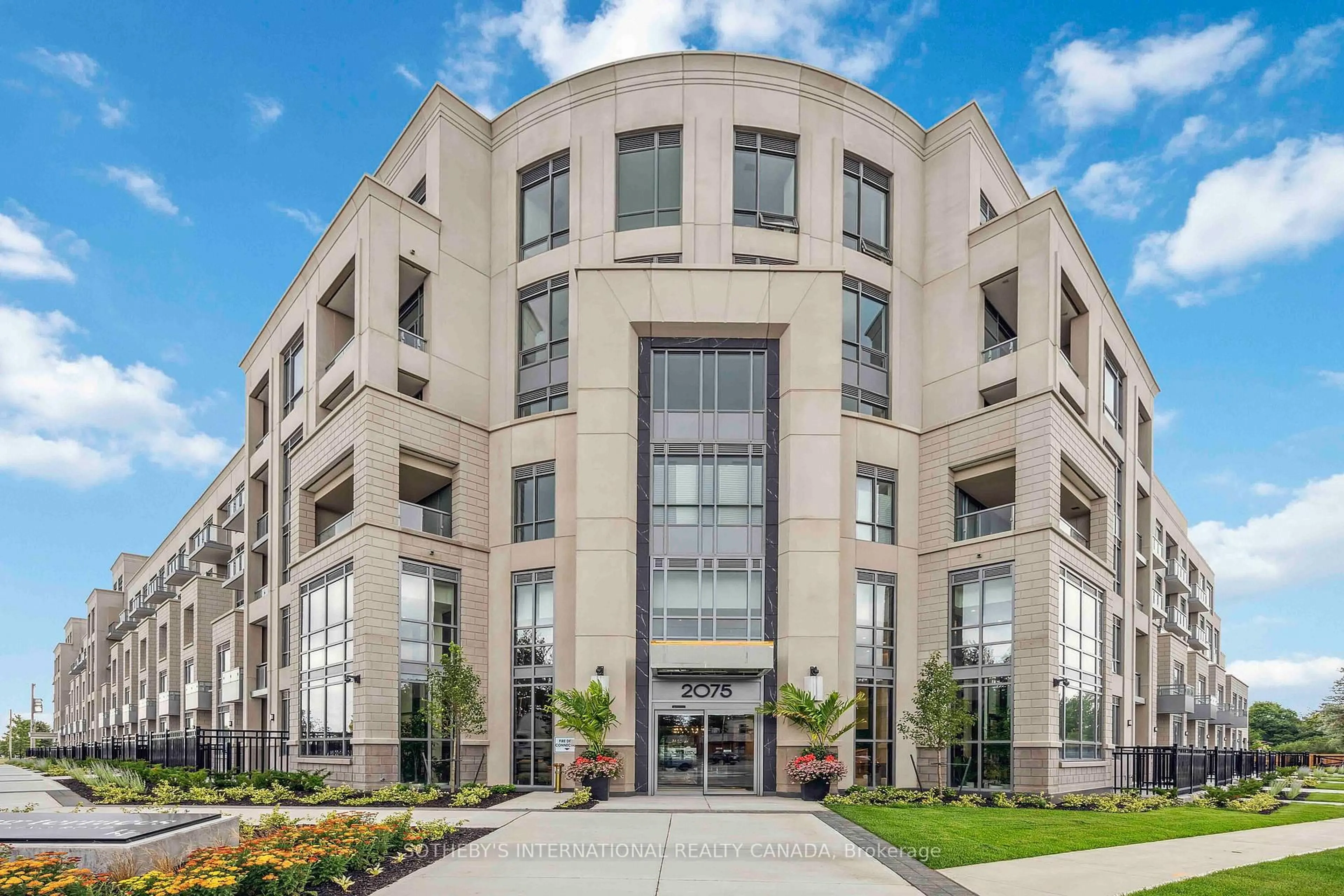 Indoor foyer for 2075 King Rd #405, King Ontario L7B 0R6