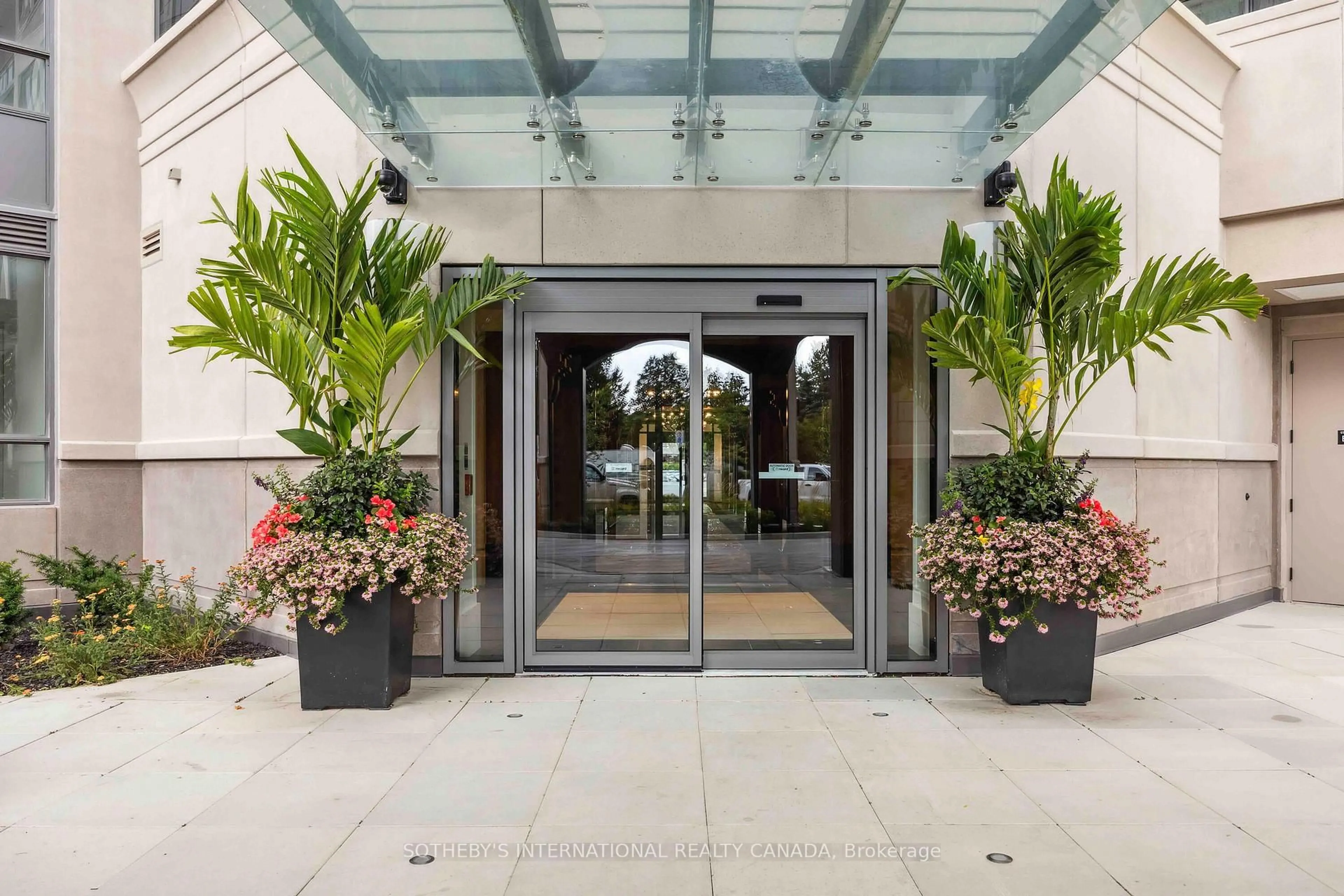 Indoor foyer for 2075 King Rd #405, King Ontario L7B 0R6