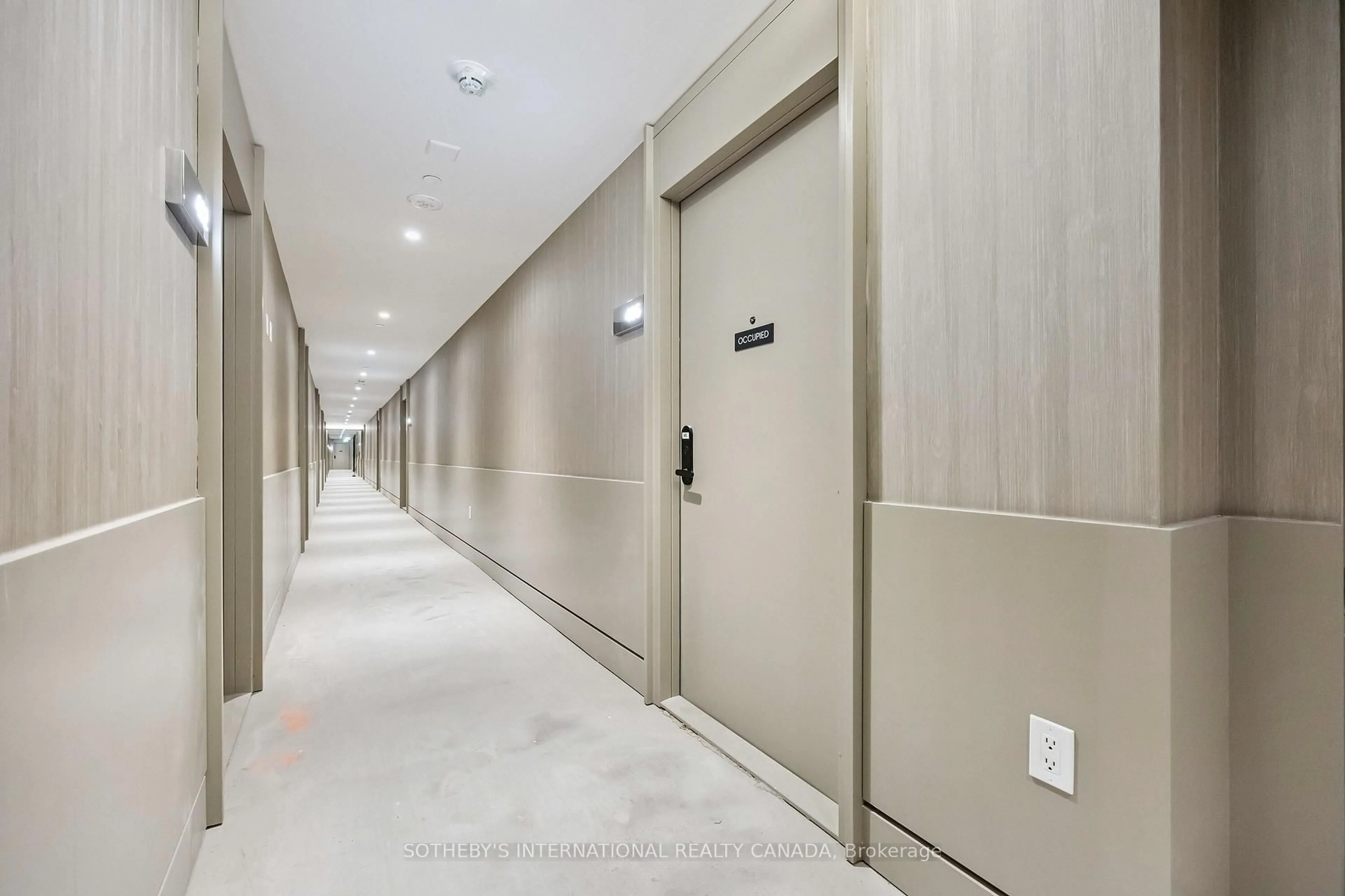 Indoor foyer for 2075 King Rd #405, King Ontario L7B 0R6