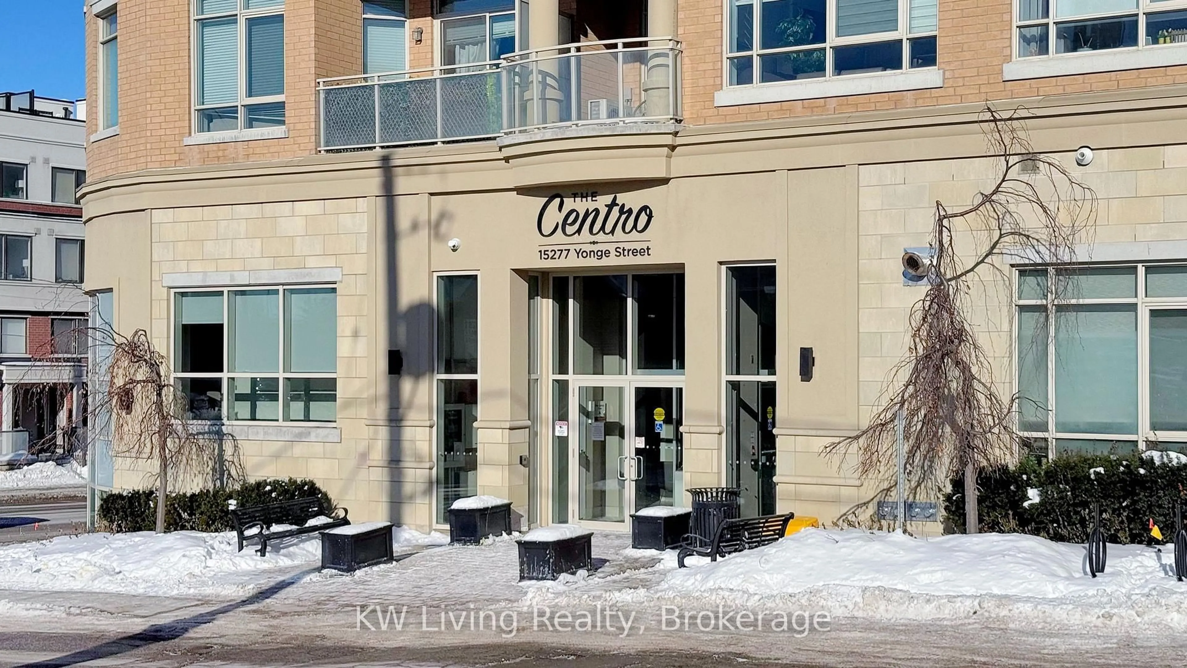 Indoor foyer for 15277 Yonge St #316, Aurora Ontario L4G 1Y3