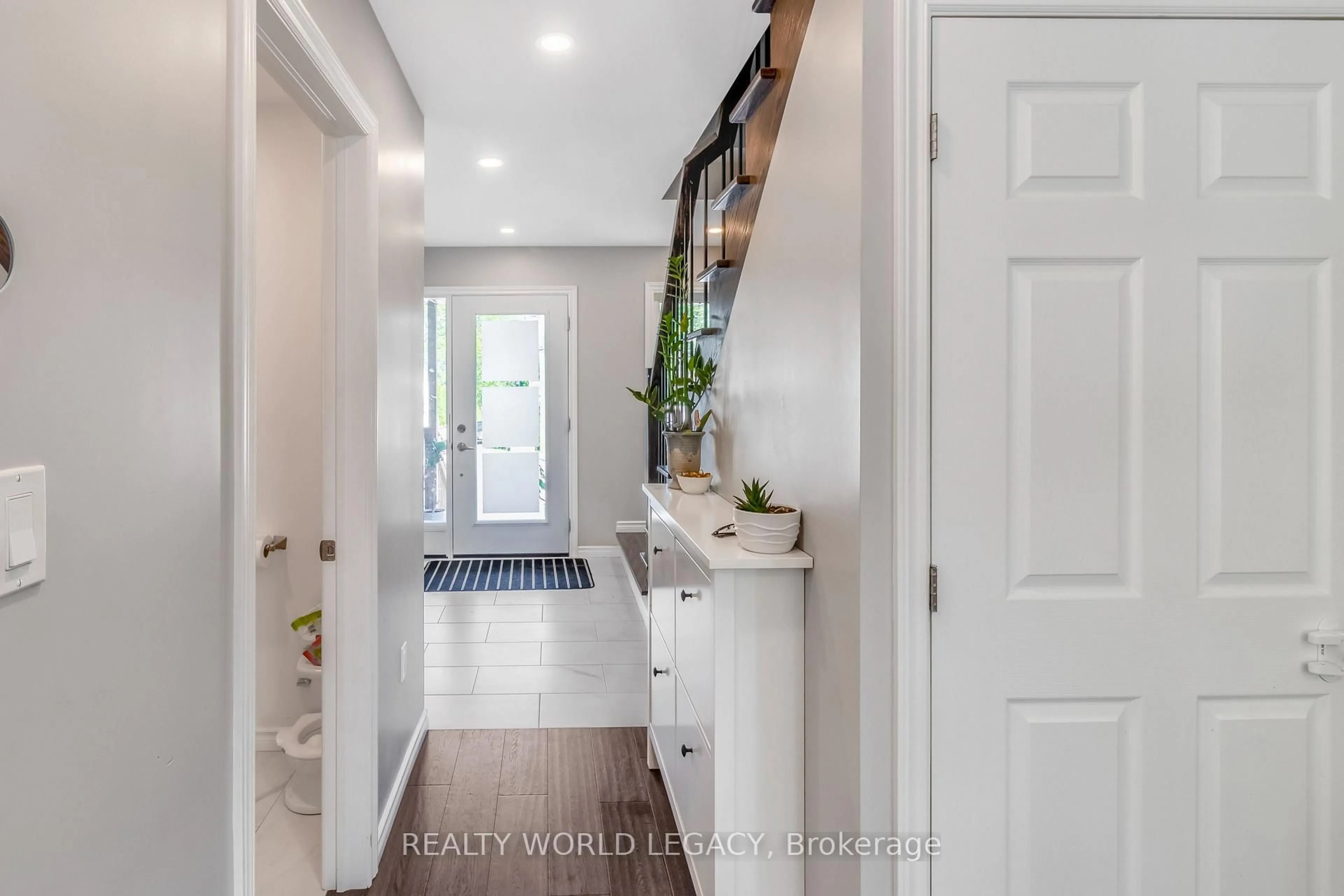 Indoor entryway for 25555 Maple Beach Rd, Brock Ontario L0K 1A0