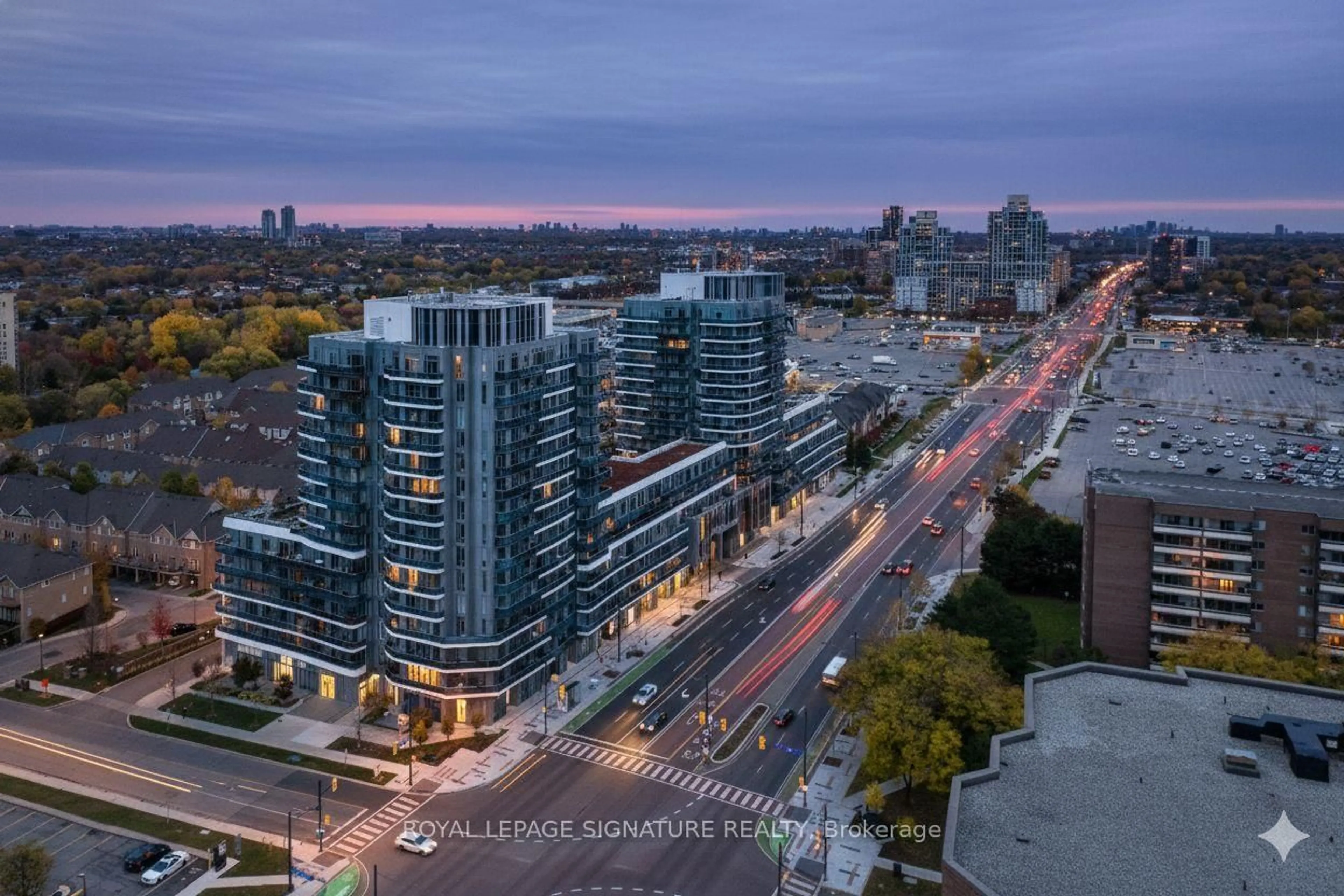 A pic from outside/outdoor area/front of a property/back of a property/a pic from drone, city buildings view from balcony for 9471 Yonge St #LPH06, Richmond Hill Ontario L4C 1V4
