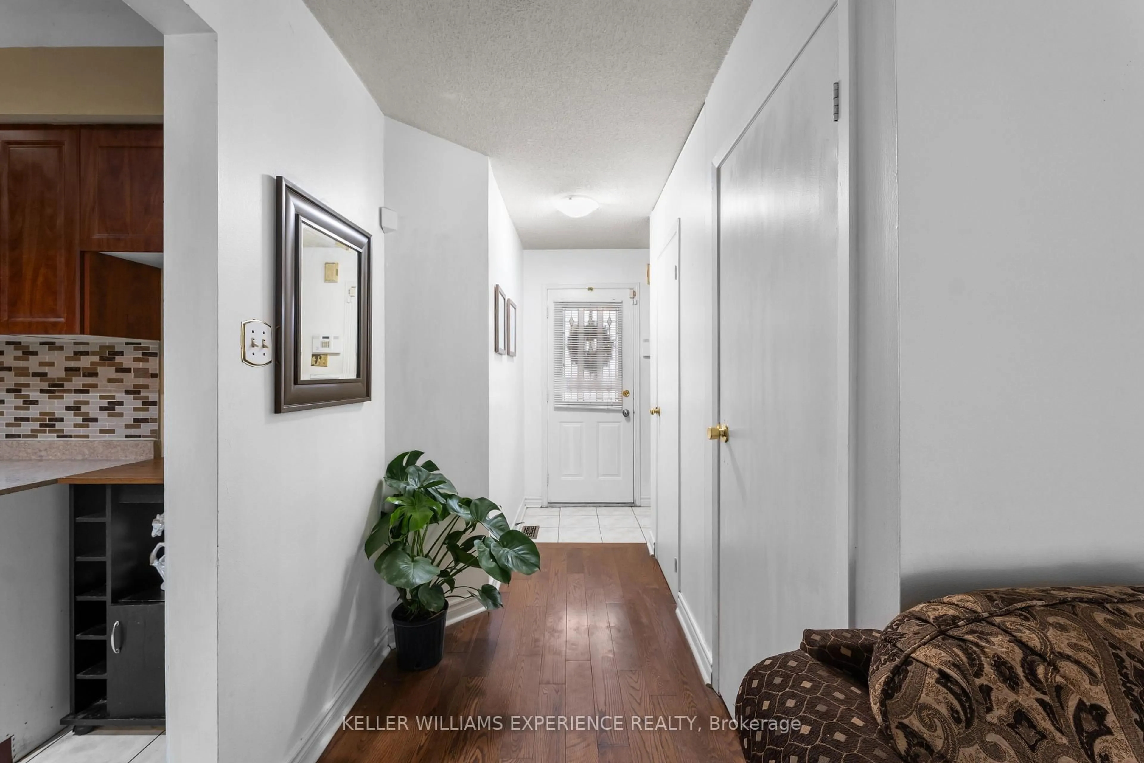 Indoor entryway for 4 Sunshine Dr, Richmond Hill Ontario L4C 8K8