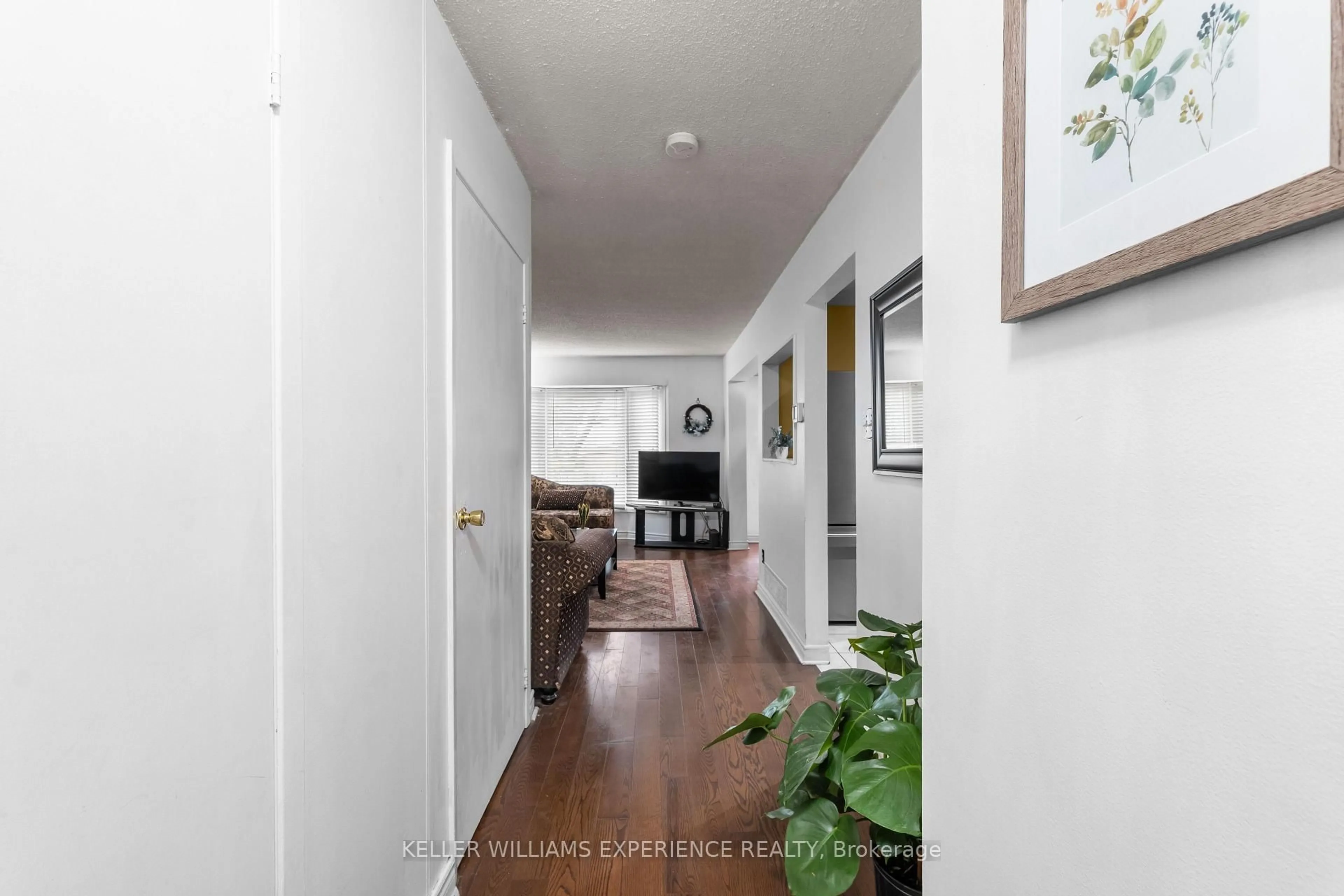 Indoor entryway for 4 Sunshine Dr, Richmond Hill Ontario L4C 8K8