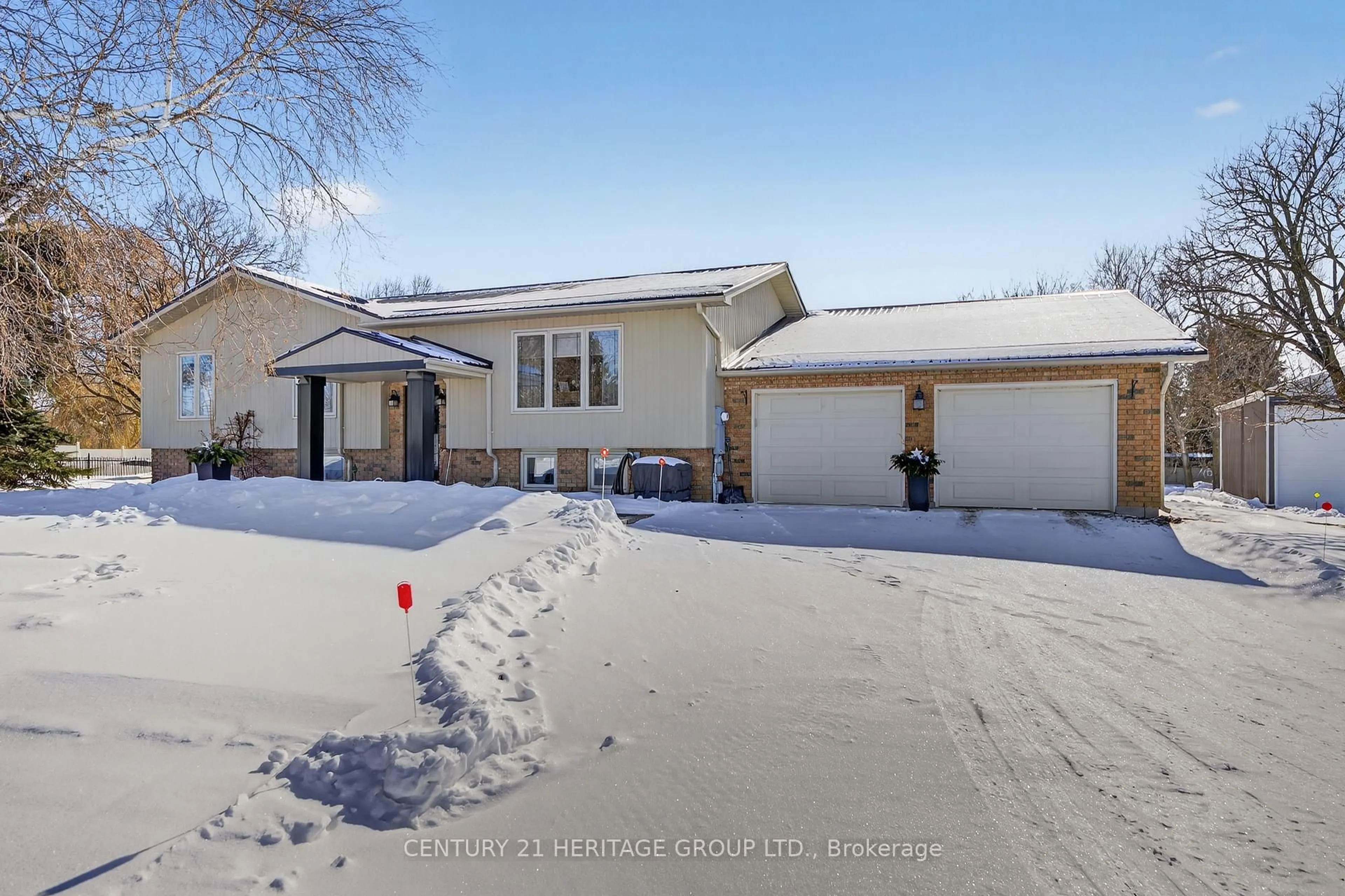 A pic from outside/outdoor area/front of a property/back of a property/a pic from drone, street for 4371 11th Line, Bradford West Gwillimbury Ontario L0L 1L0