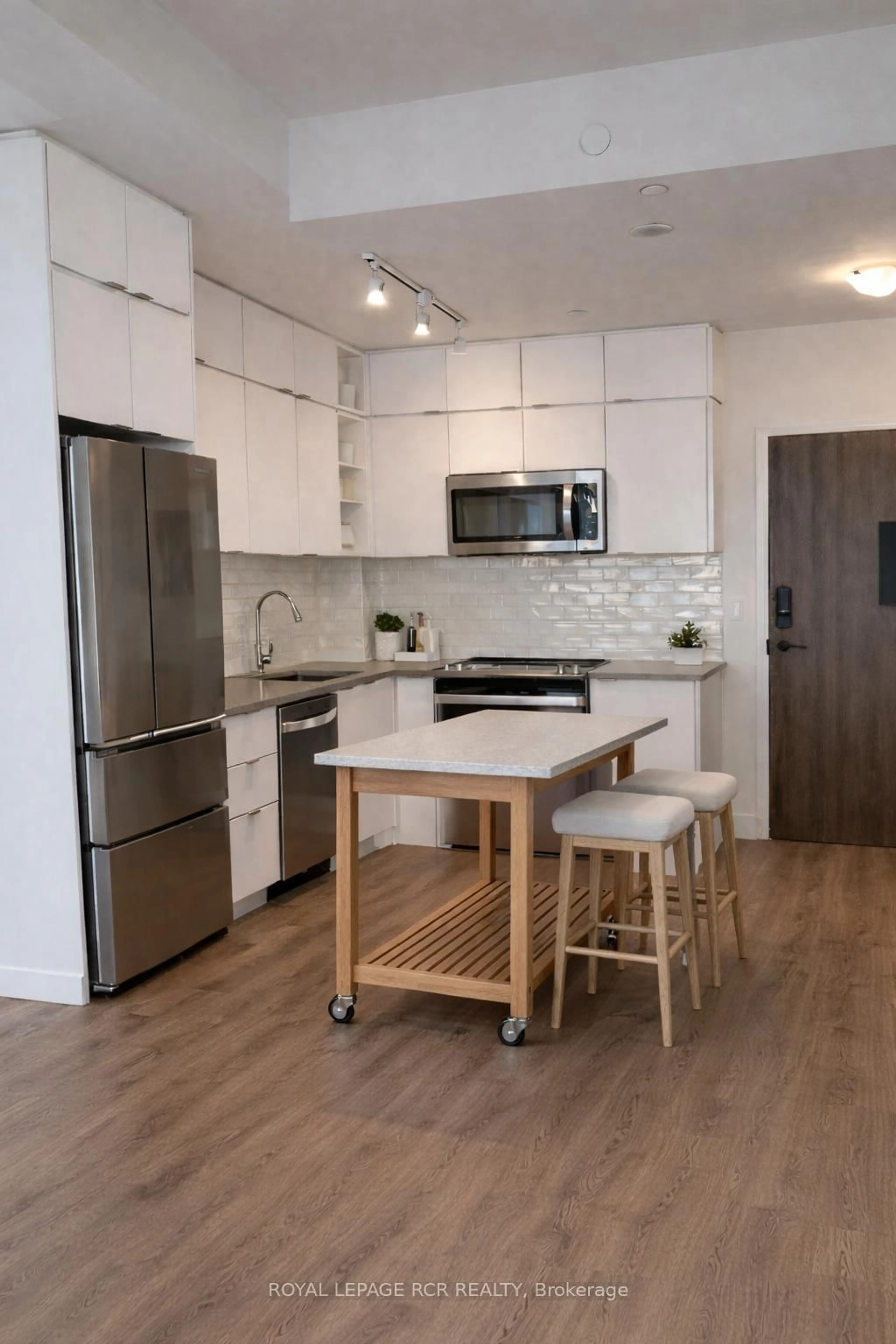 Open concept kitchen, wood/laminate floor for 100 Eagle Rock Way #LPH 1103, Vaughan Ontario L6A 5A7