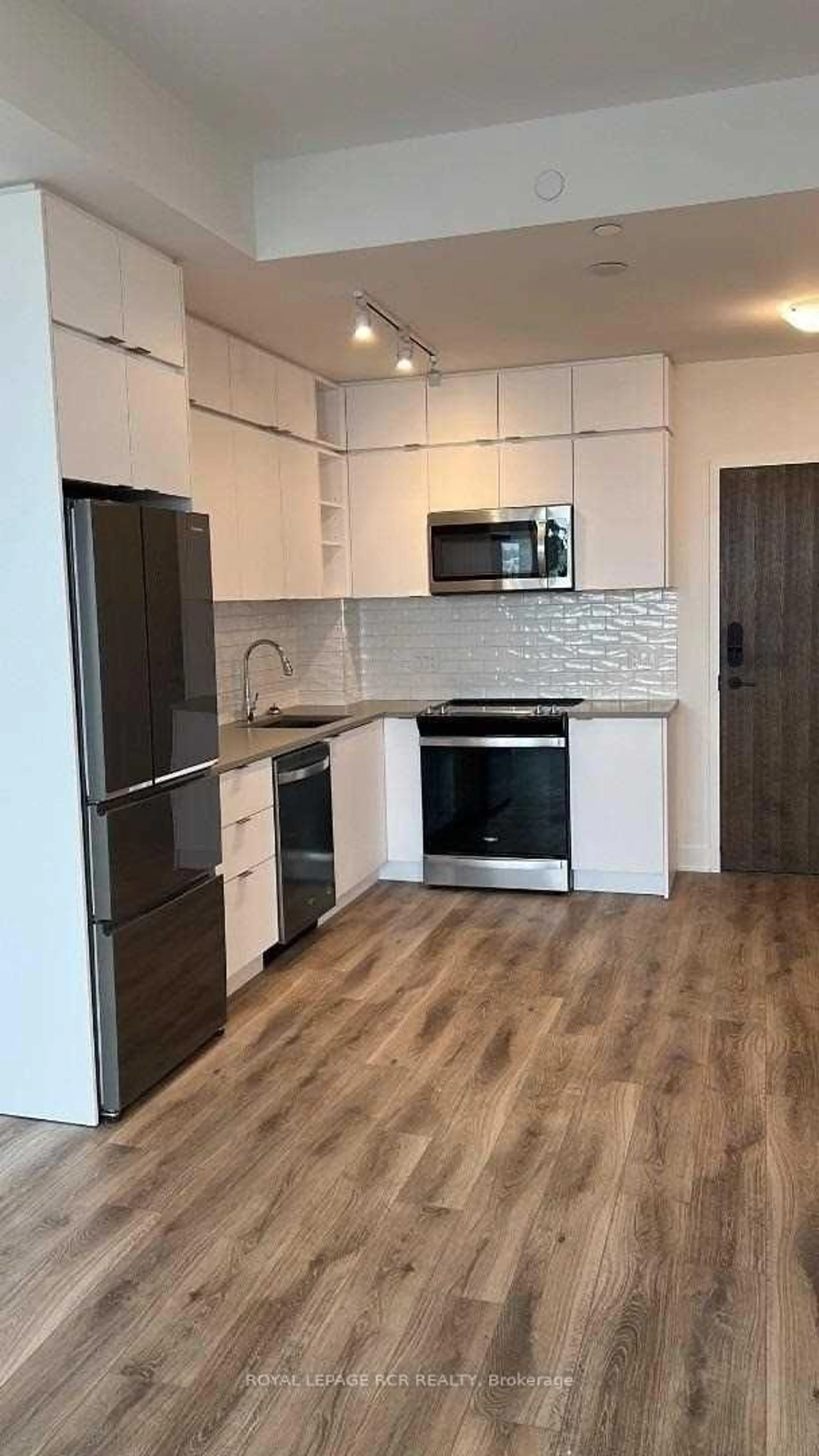 Open concept kitchen, wood/laminate floor for 100 Eagle Rock Way #LPH 1103, Vaughan Ontario L6A 5A7