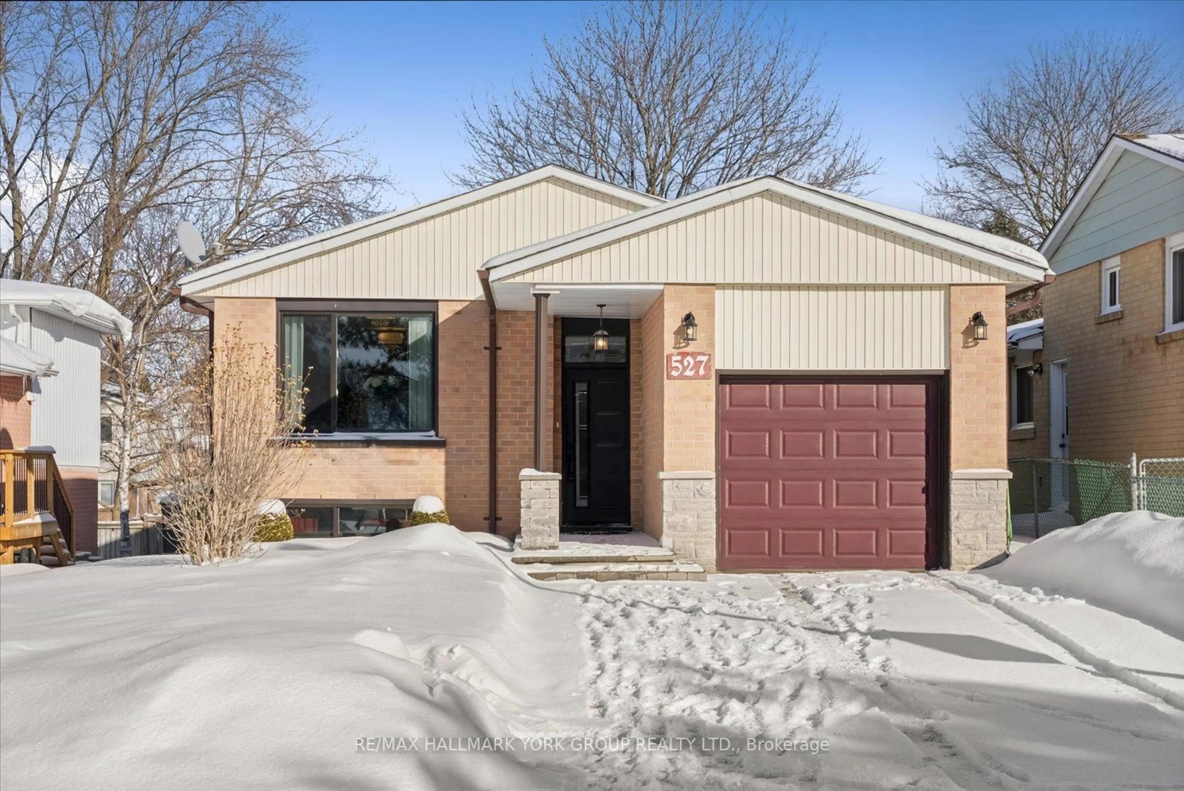 Home with brick exterior material, street for 527 Cody Cres, Newmarket Ontario L3Y 5L9