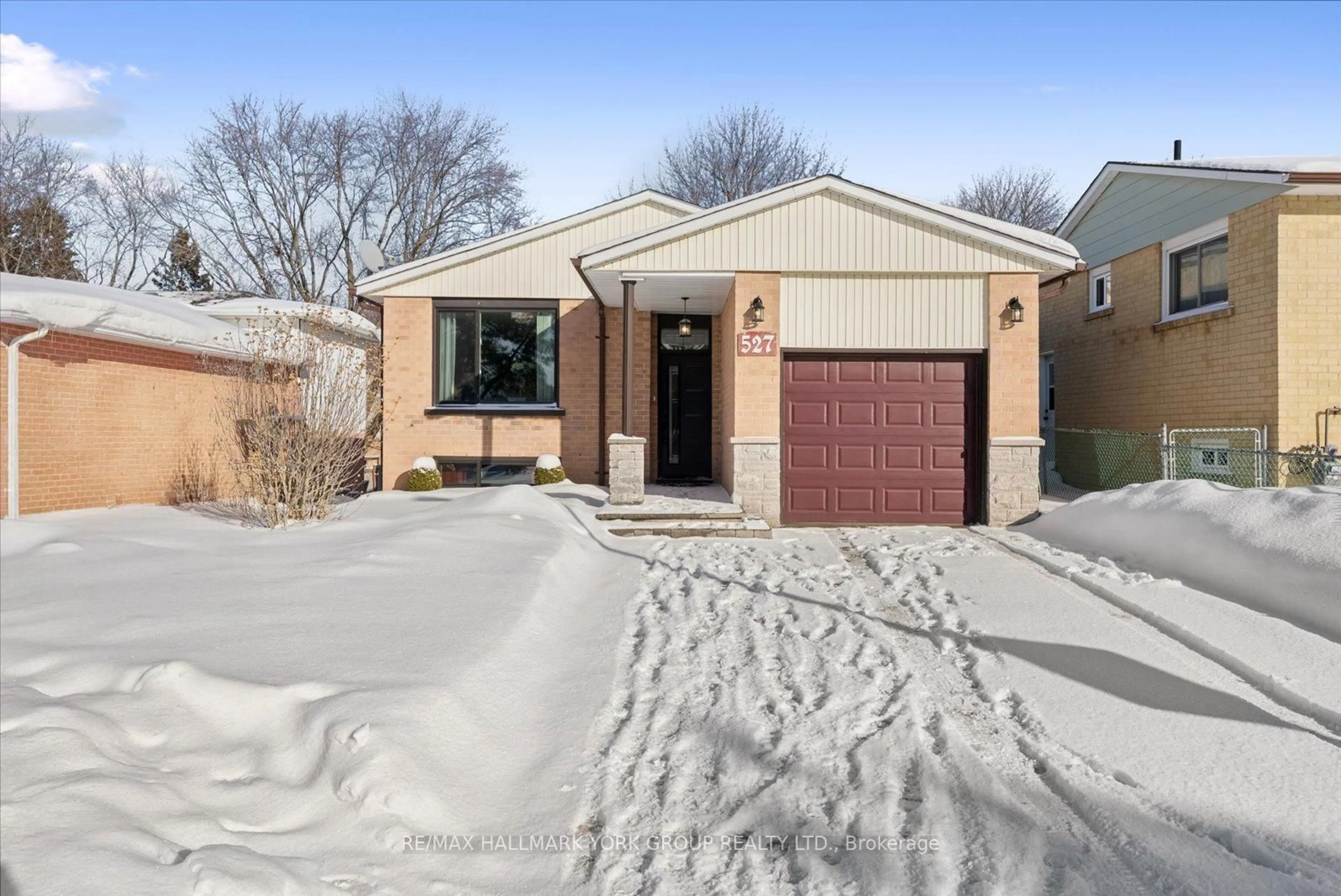 Home with brick exterior material, street for 527 Cody Cres, Newmarket Ontario L3Y 5L9