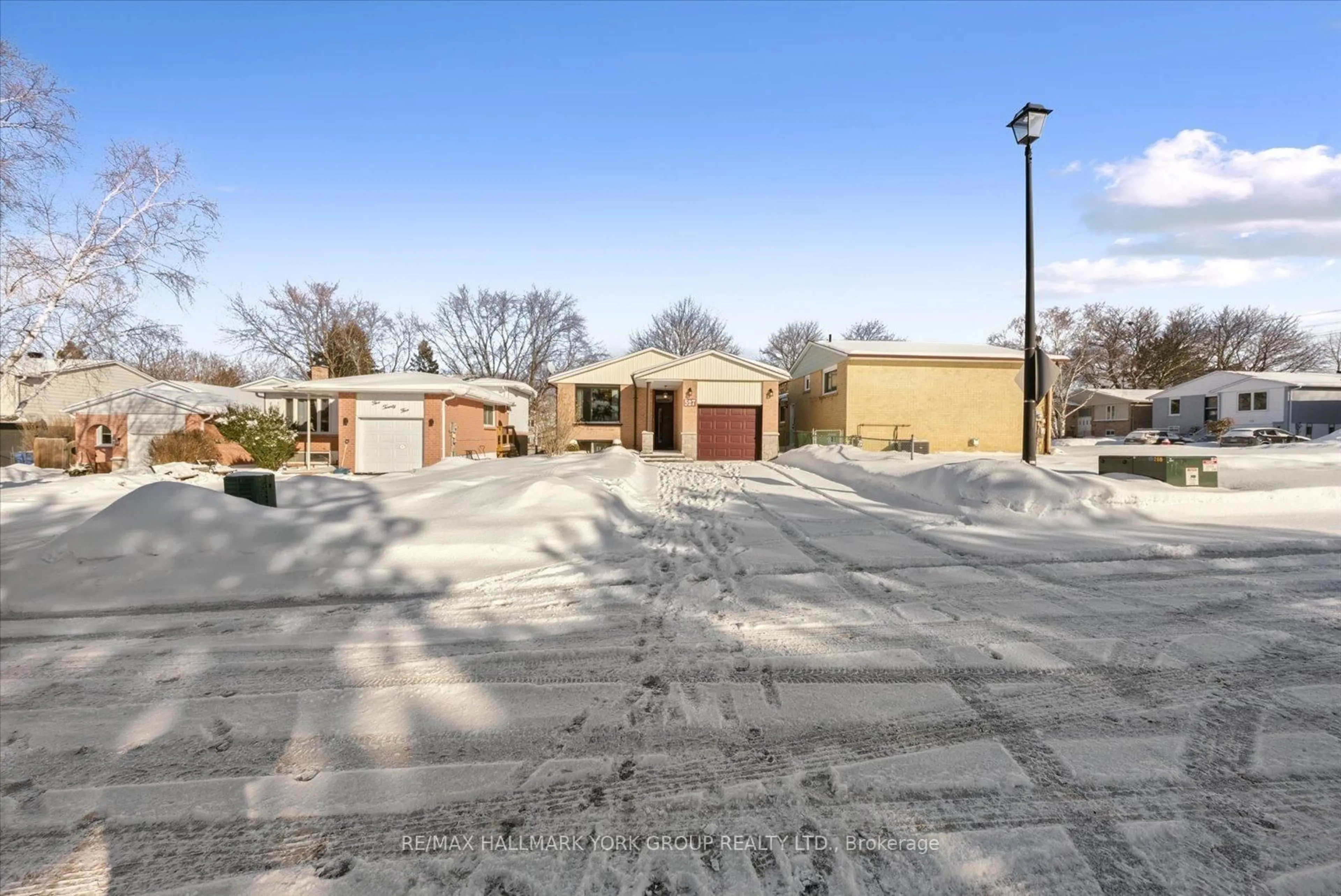 A pic from outside/outdoor area/front of a property/back of a property/a pic from drone, street for 527 Cody Cres, Newmarket Ontario L3Y 5L9