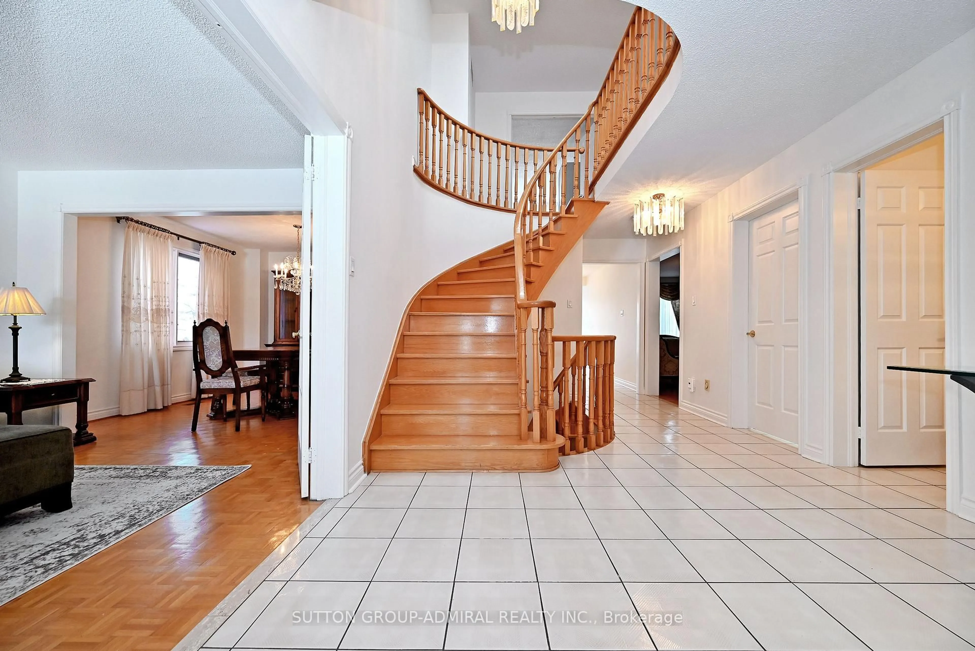 Indoor foyer for 45 Royal Garden Blvd, Vaughan Ontario L4L 7C4