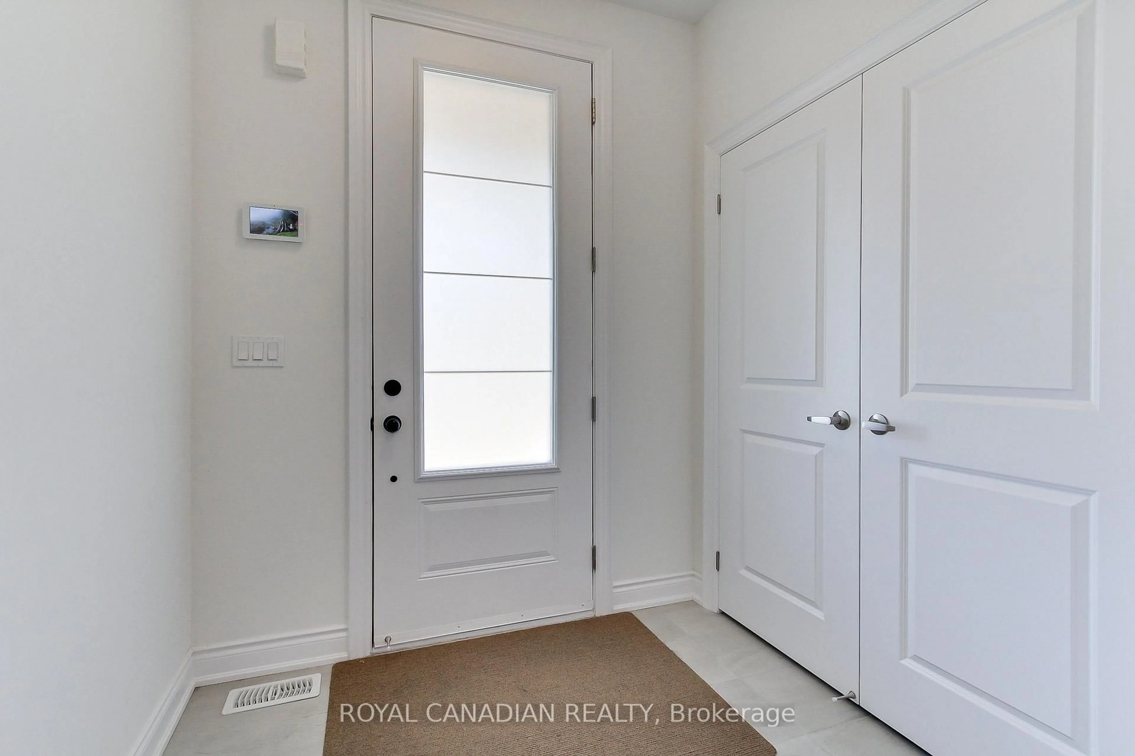 Indoor entryway for 1404 Blackmore St, Innisfil Ontario L9S 0P2