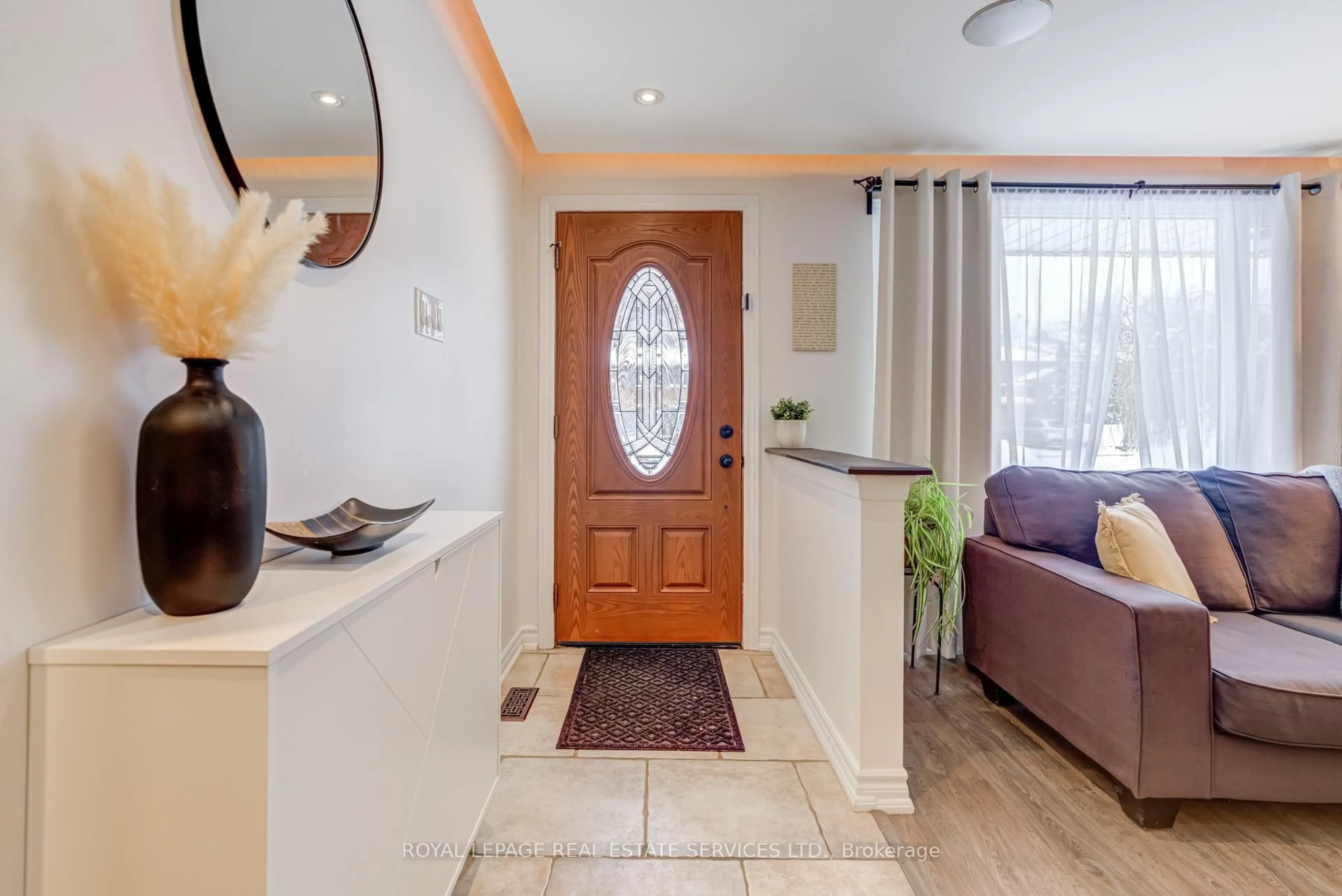 Indoor entryway for 268 Britannia Ave, Bradford West Gwillimbury Ontario L3Z 1A7