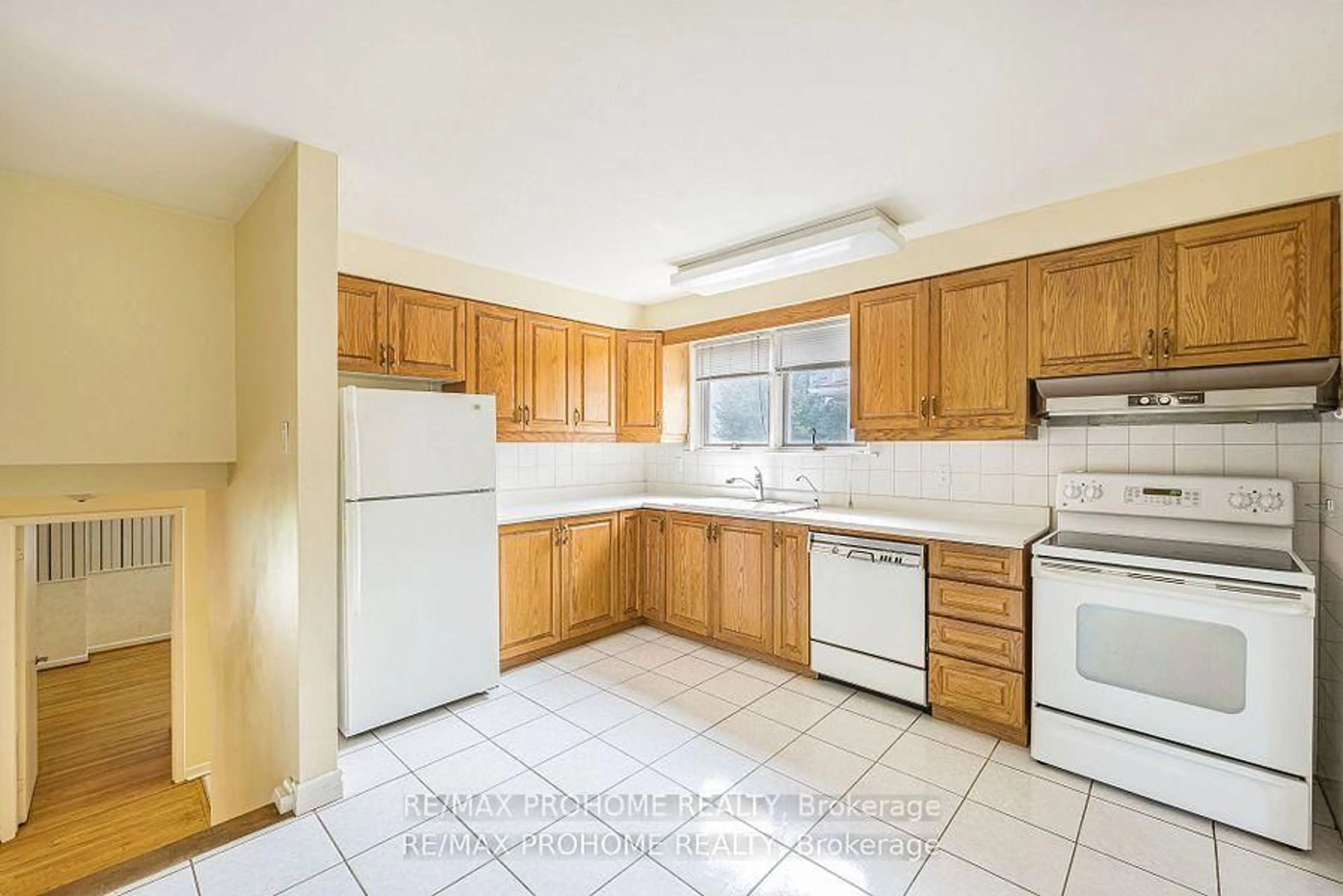 Standard kitchen, ceramic/tile floor for 159 Fitzgerald Ave, Markham Ontario L3R 1R7