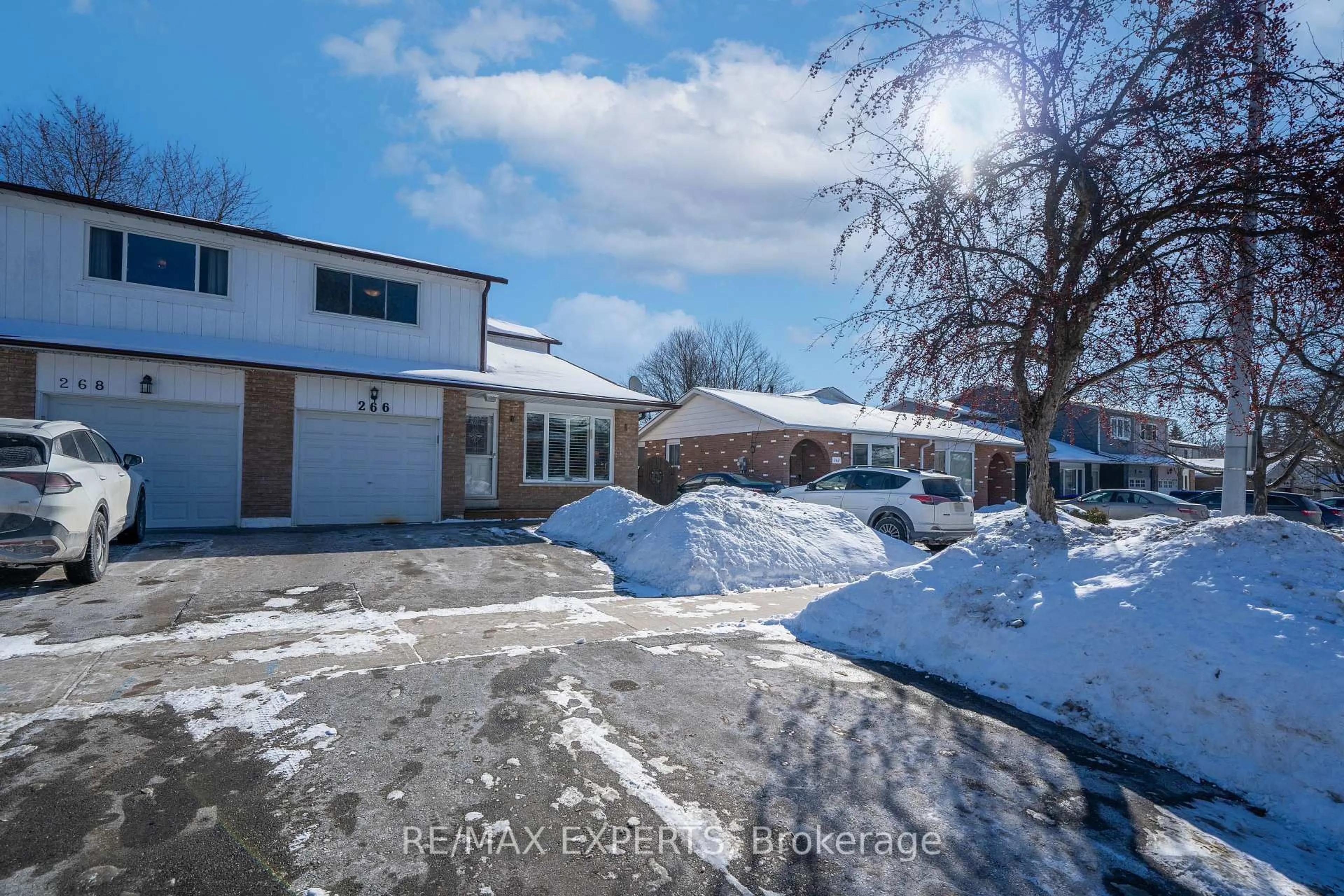 A pic from outside/outdoor area/front of a property/back of a property/a pic from drone, street for 266 Britannia Ave, Bradford West Gwillimbury Ontario L3Z 1A7