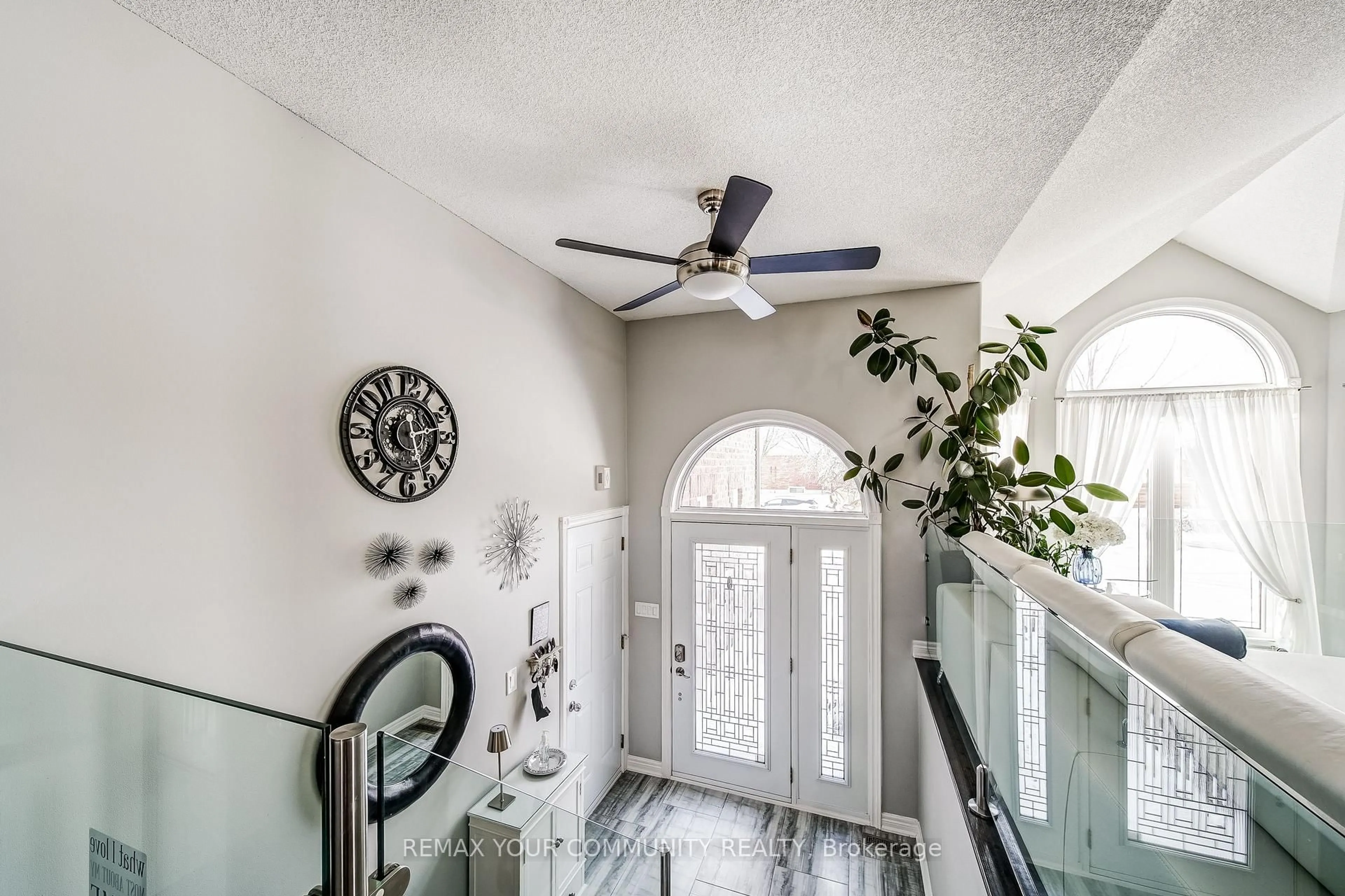 Indoor entryway for 53 Highcastle Ave, Georgina Ontario L4P 4B4