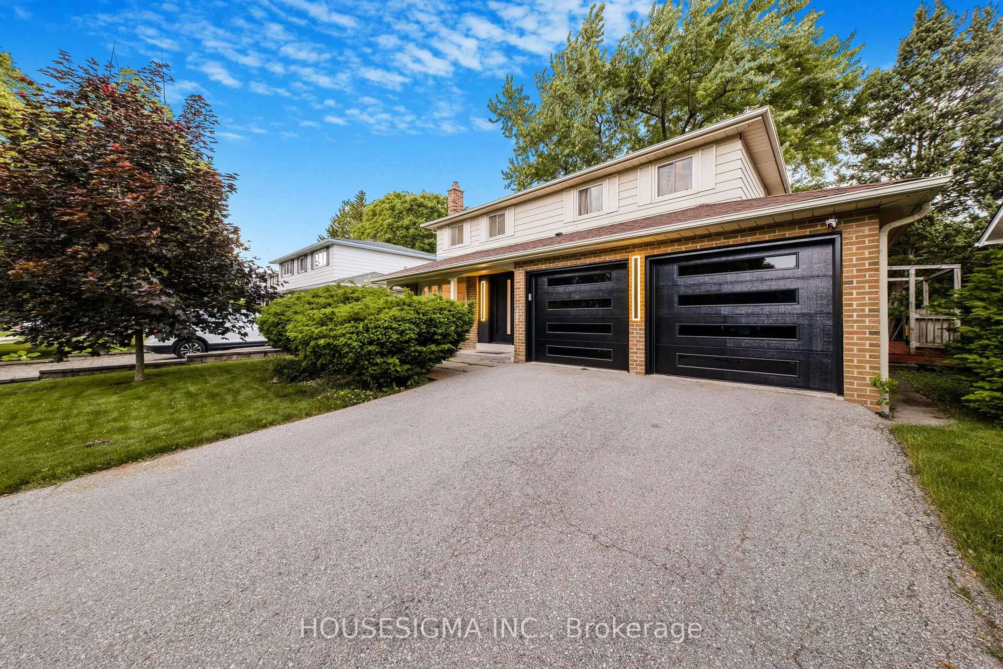 A pic from outside/outdoor area/front of a property/back of a property/a pic from drone, street for 50 Royal Orchard Blvd, Markham Ontario L3T 3C5