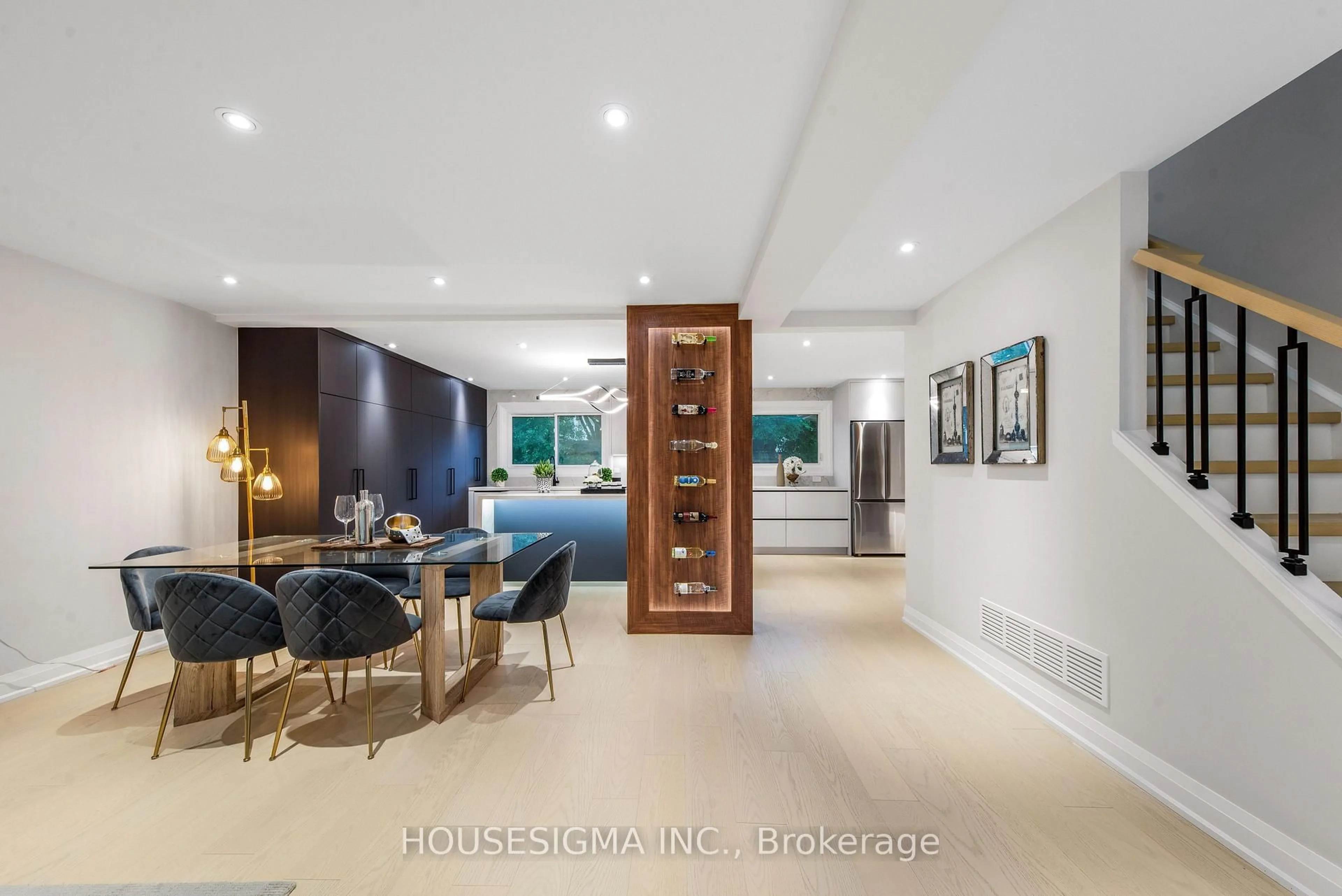 Indoor foyer for 50 Royal Orchard Blvd, Markham Ontario L3T 3C5